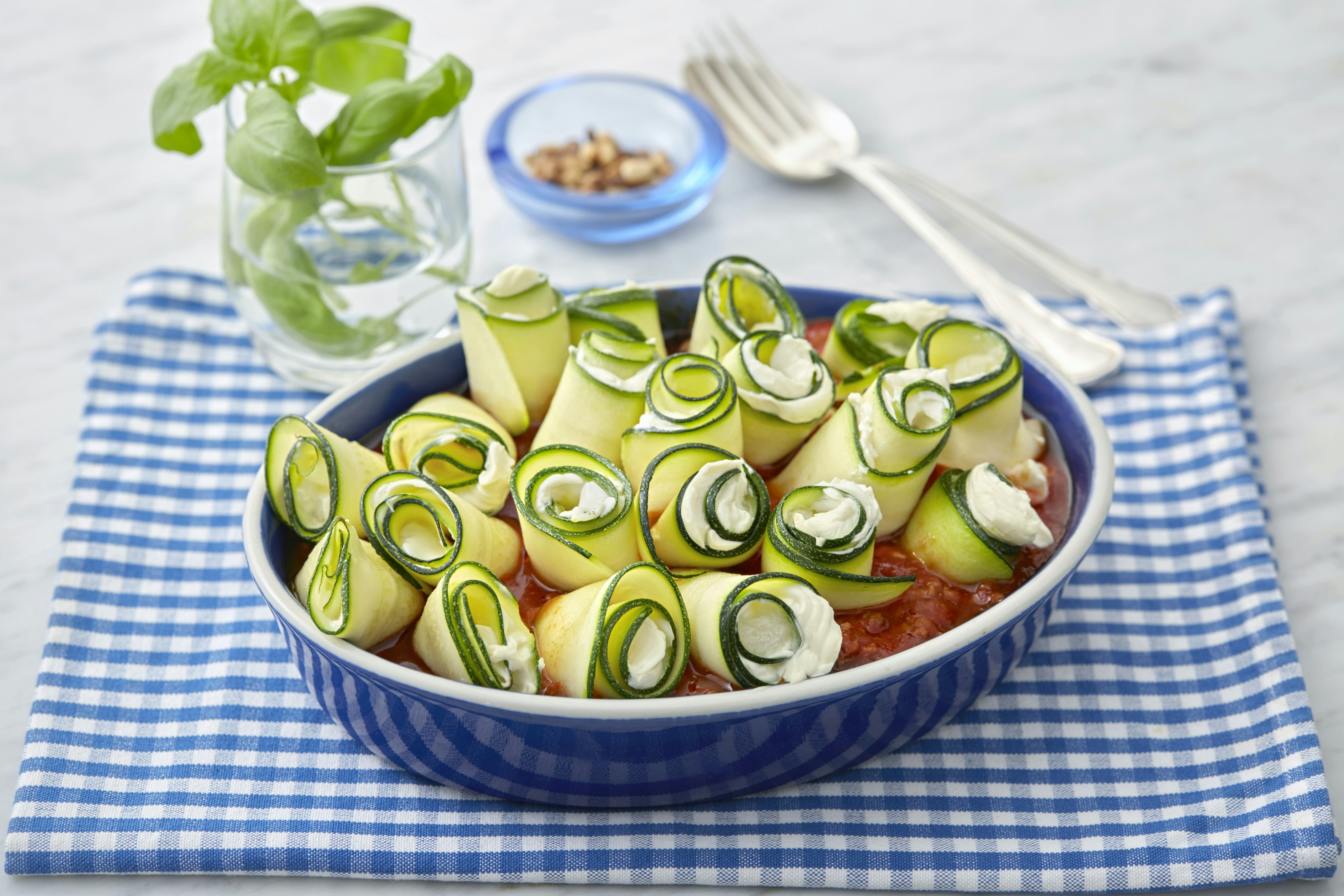 Färsgratäng med squashrullar