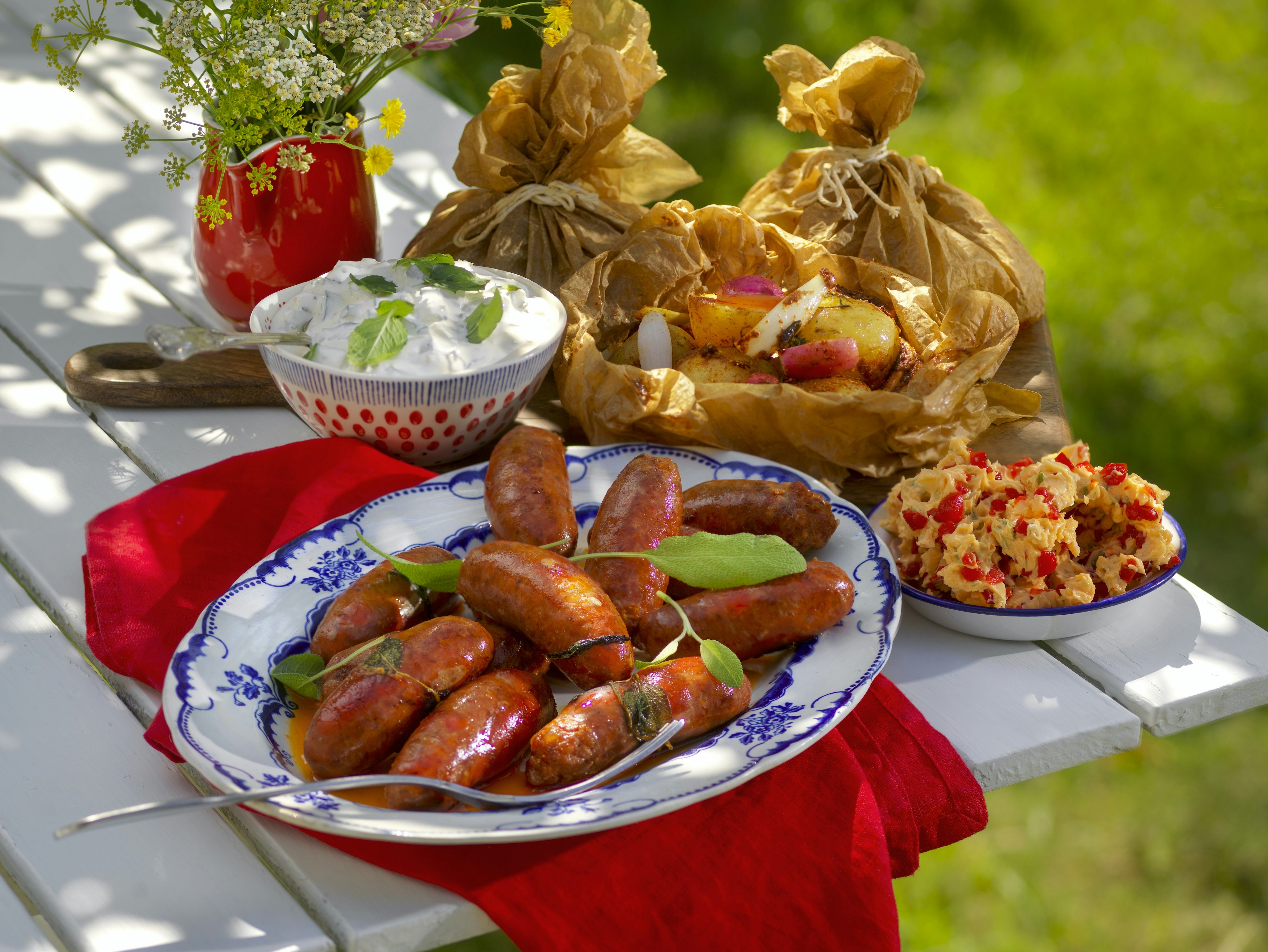 Färska korvar med krämig gurksalsa