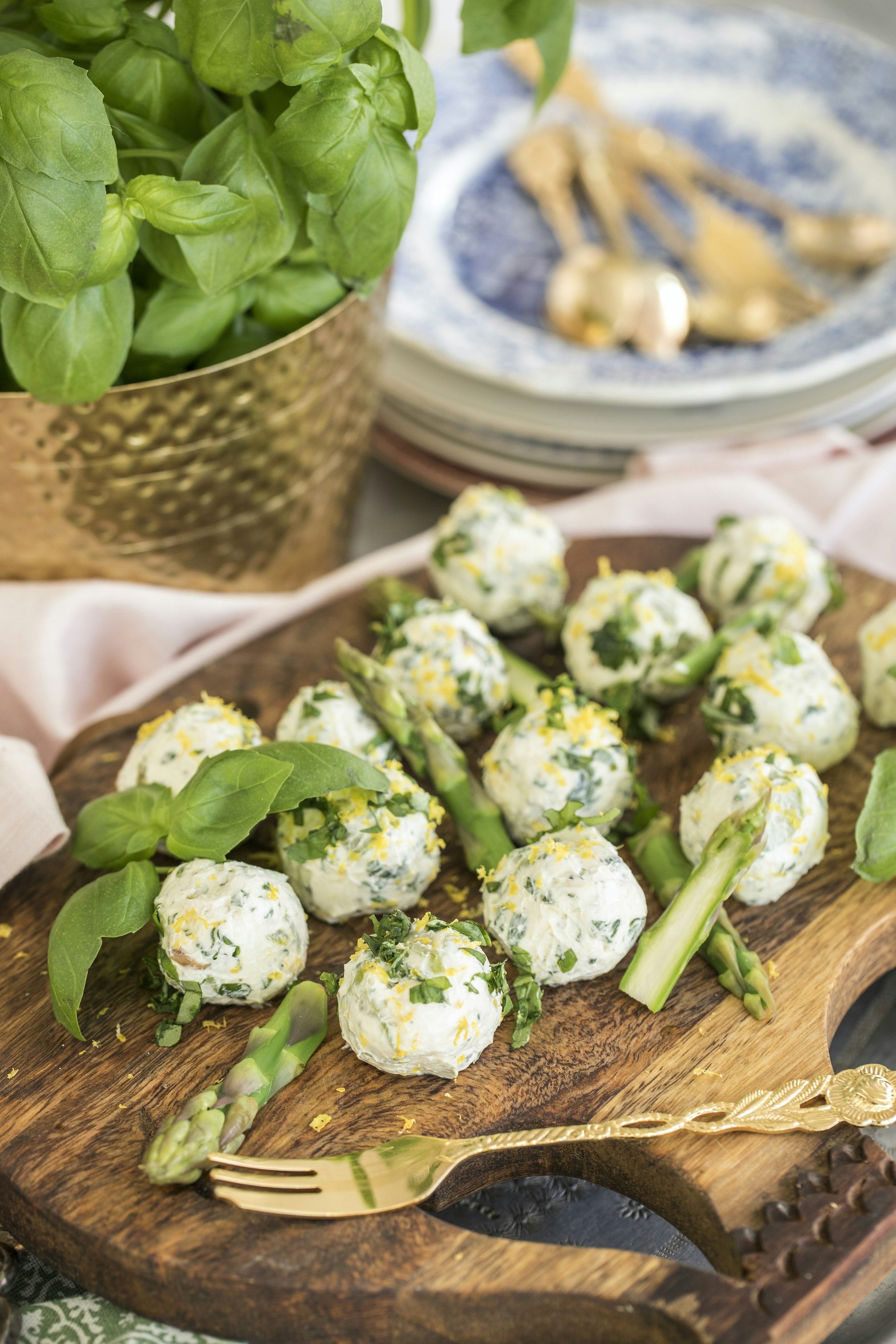Pizza bianca med färskost och sparris