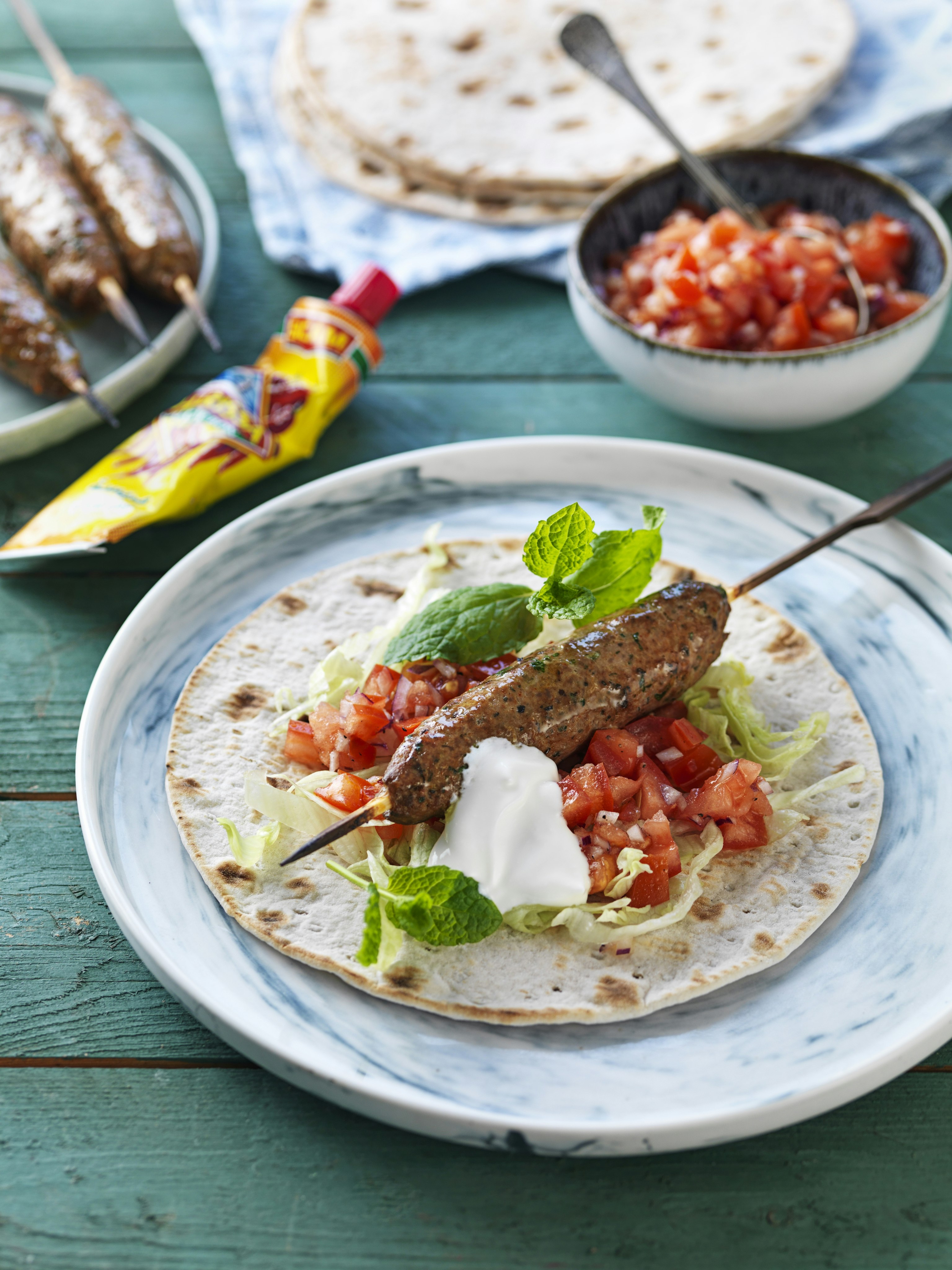 Färsspett med tomatsallad i tunnbröd