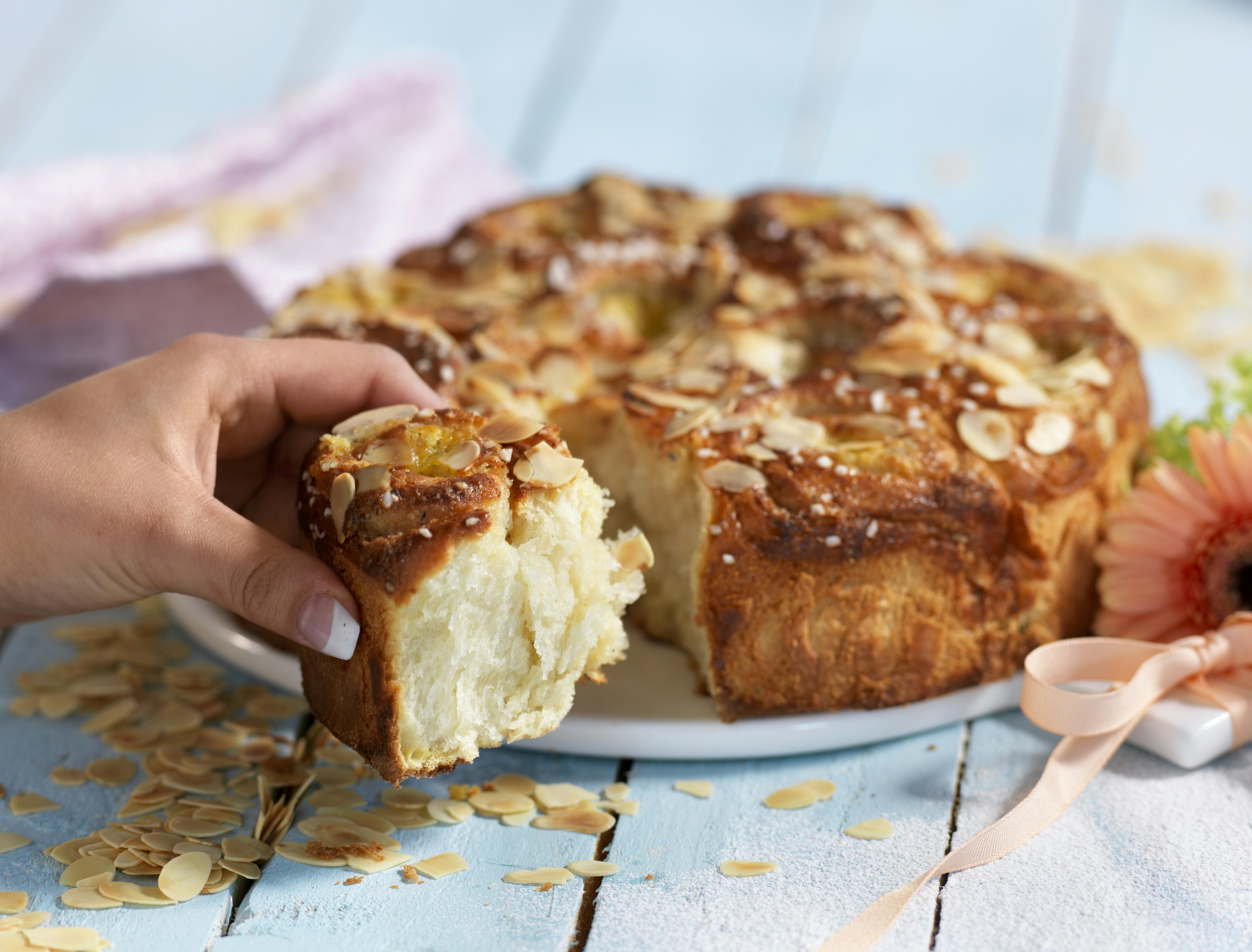 Butterkaka med vaniljkräm och mandelmassa