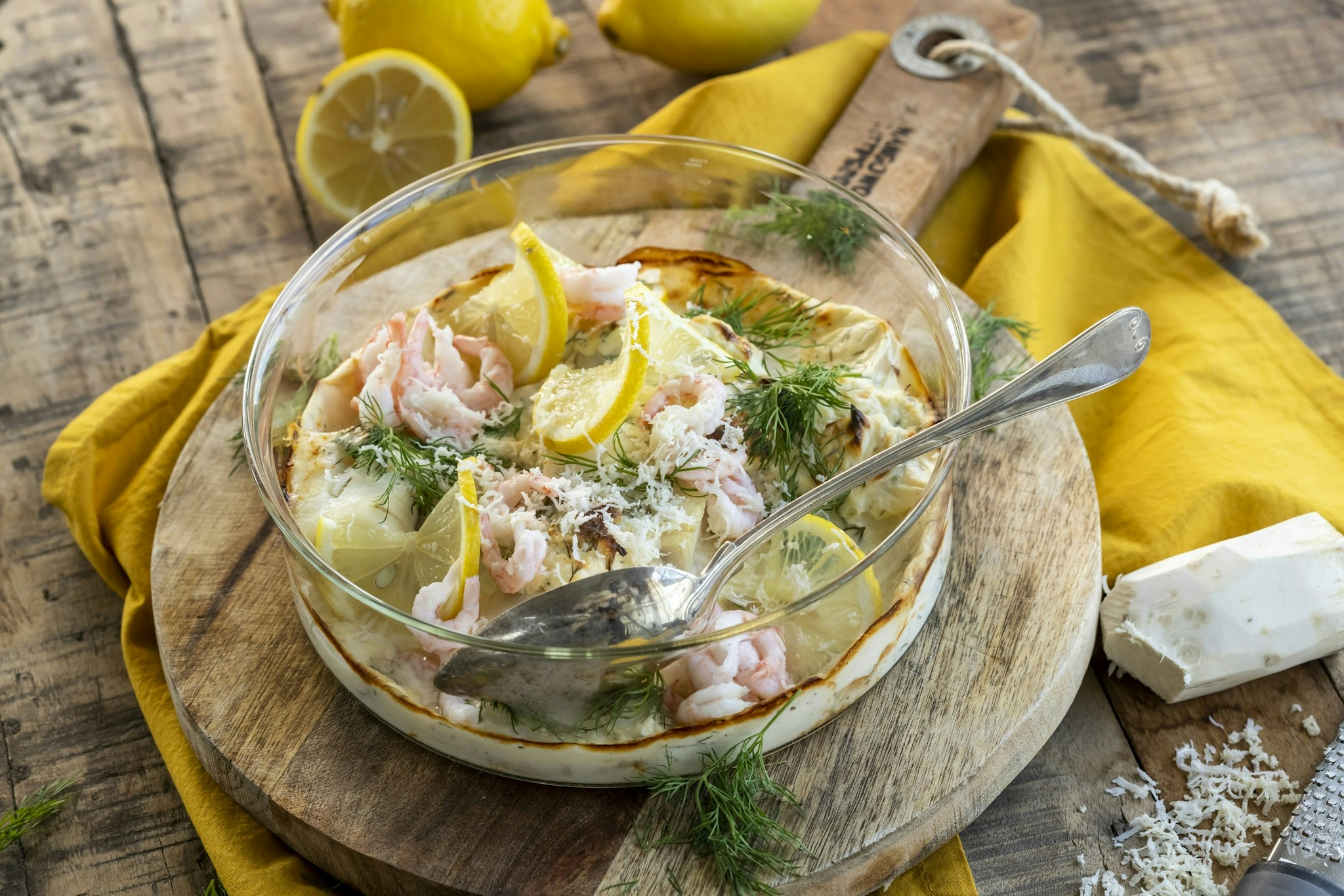 Festlig fiskgratäng med räkor och pepparrot