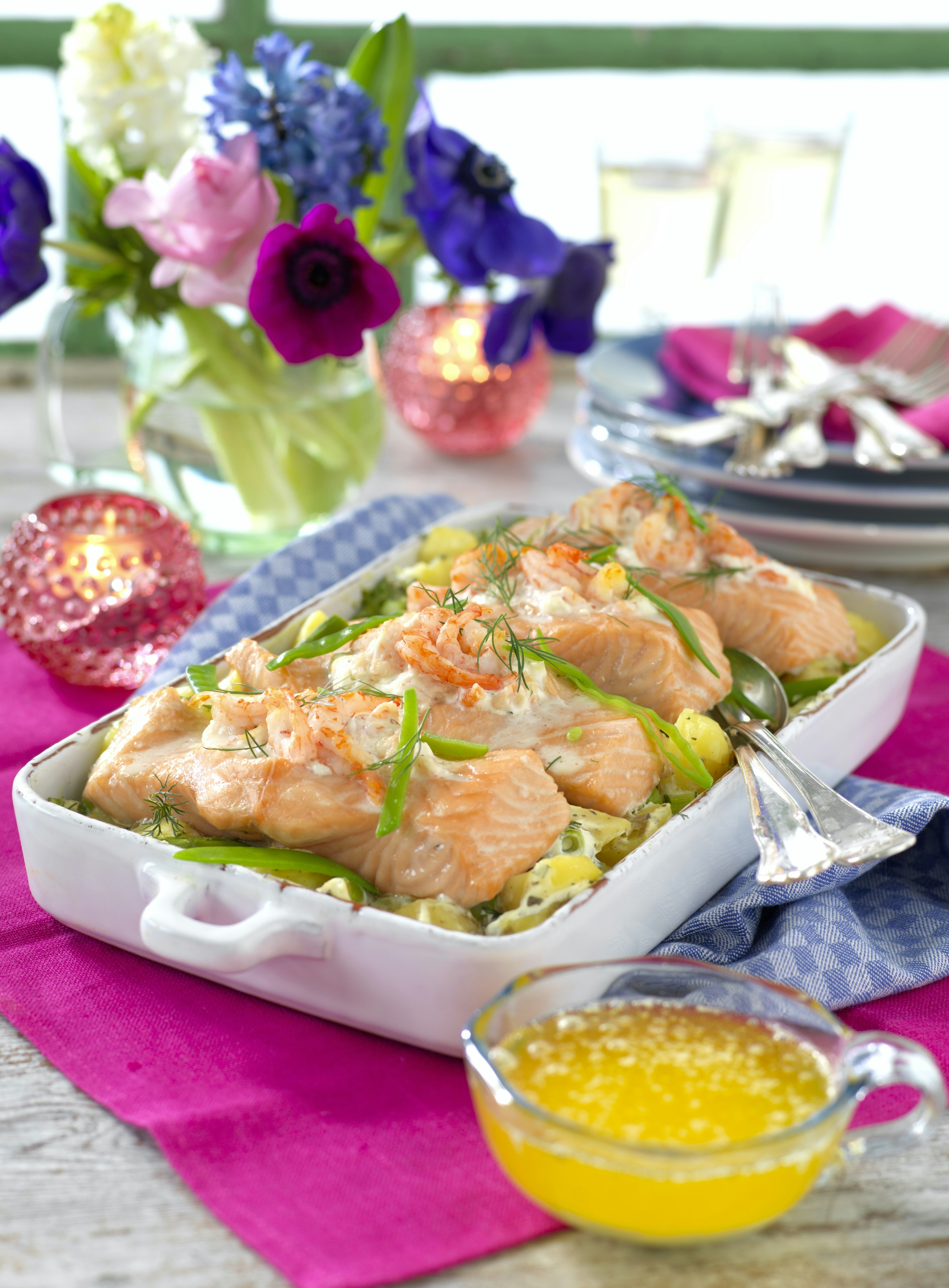 Festlig laxgratäng med potatis och räkor