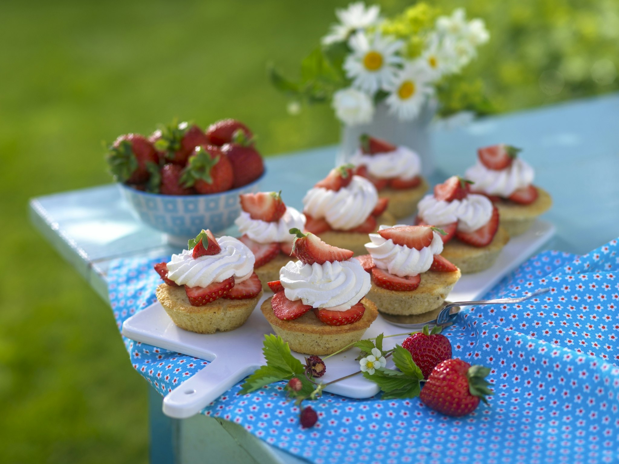 Festliga mandelkakor med jordgubbar