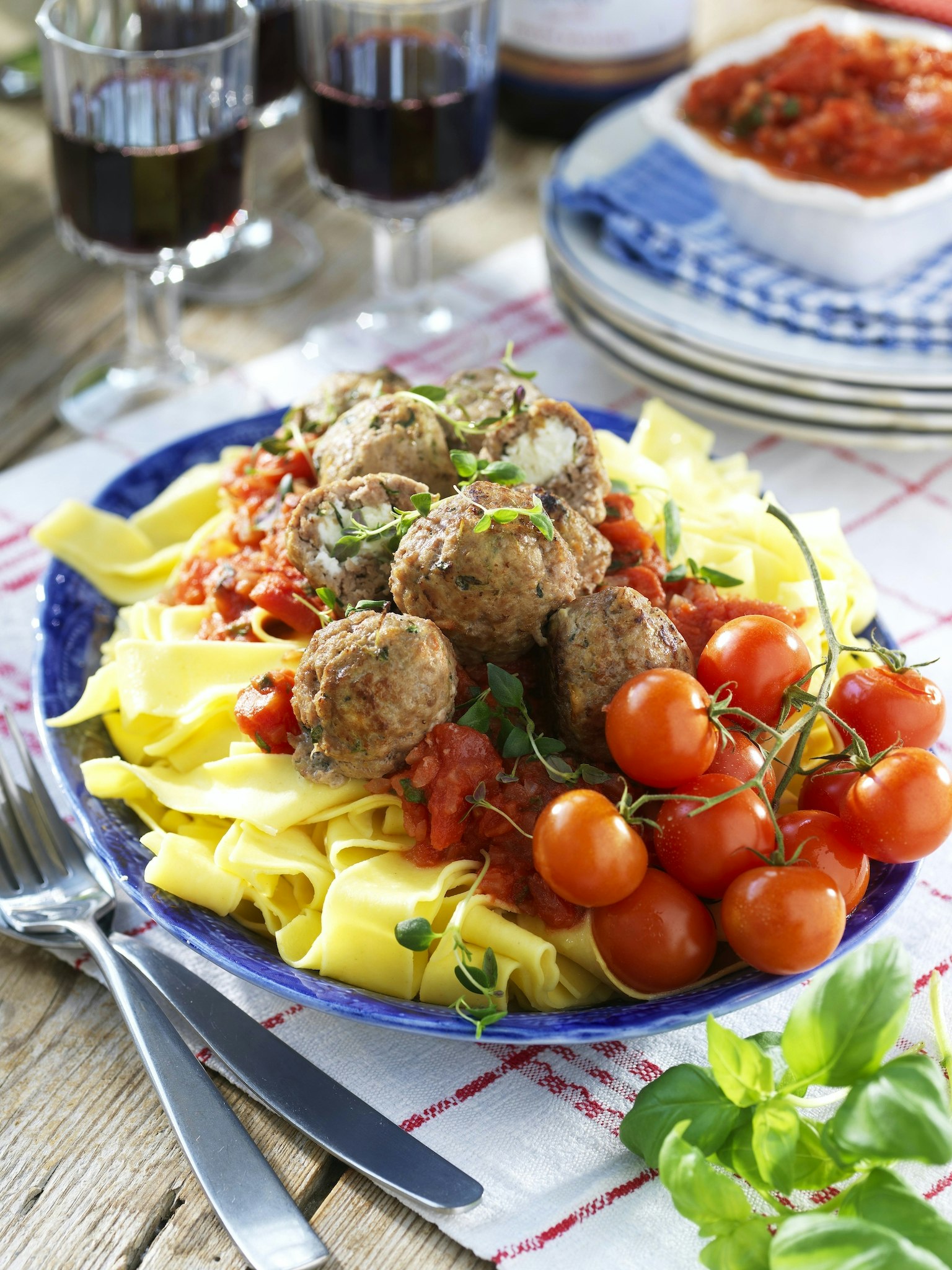 Fetaostfyllda Köttbullar Med Tomatsås Och Pasta