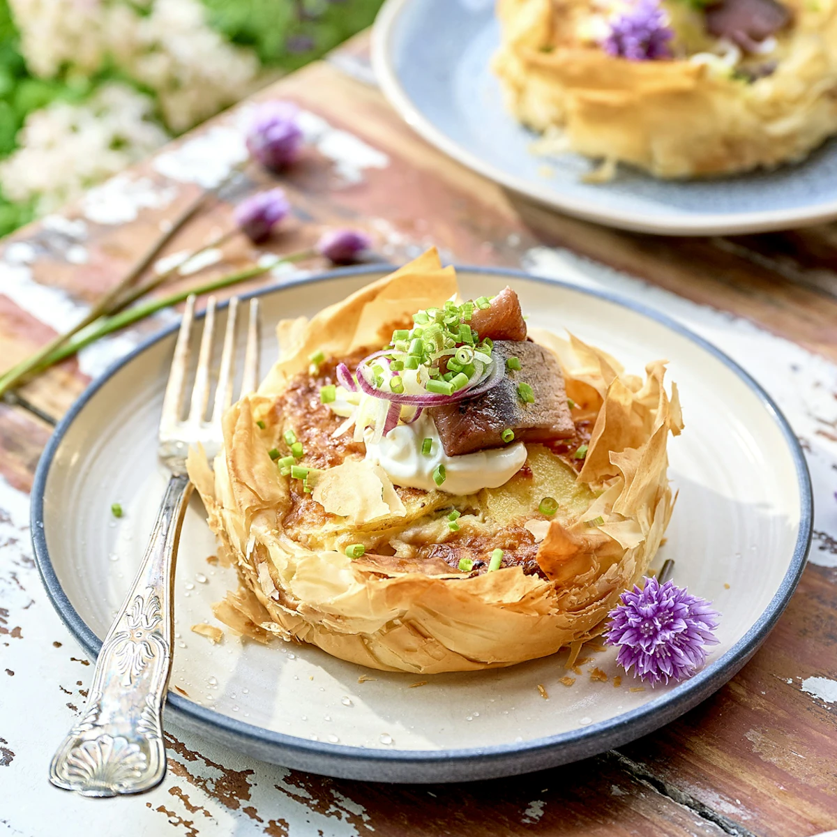 Toppad Filodegspaj med potatis och lök, toppad med matjes