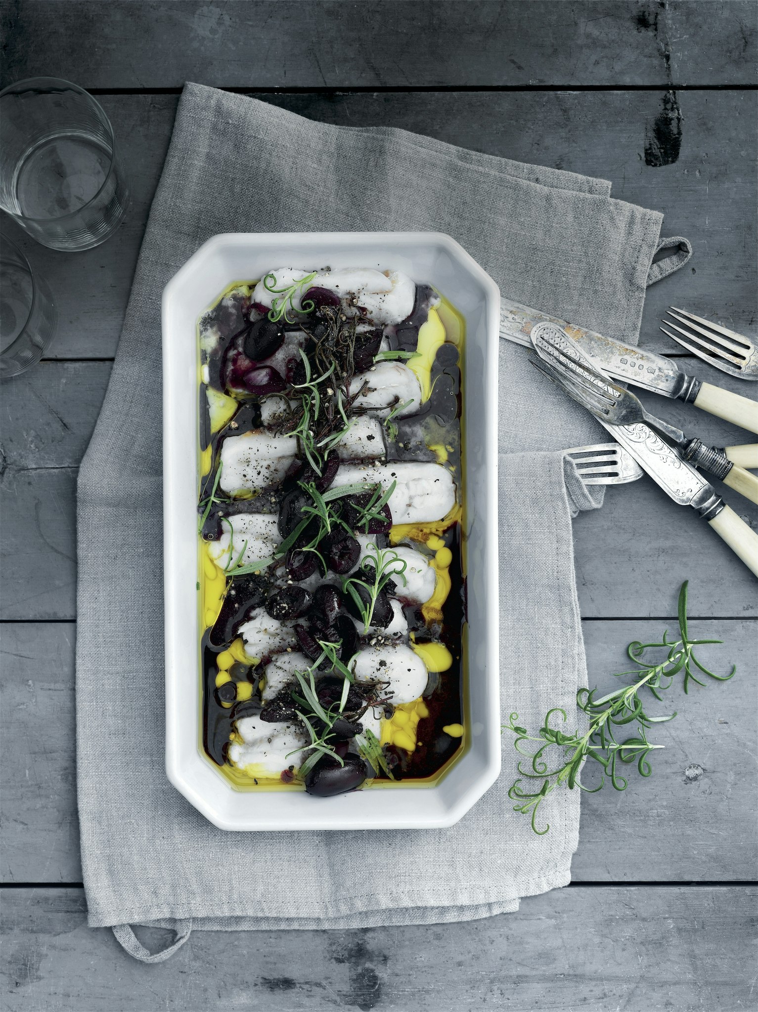 Fisk i rödvinssås med oliver