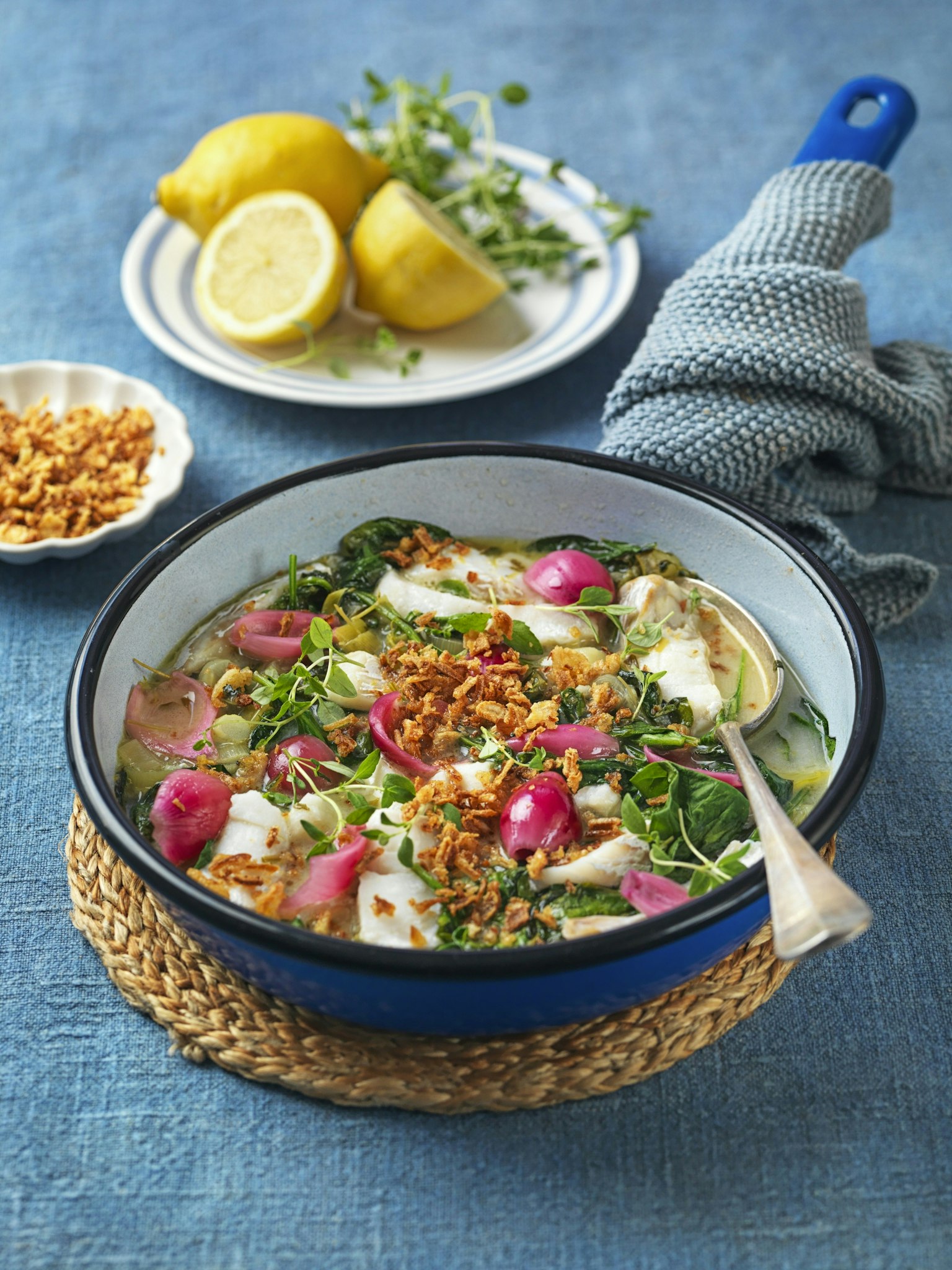 Fisk med citronsky och rostad lök