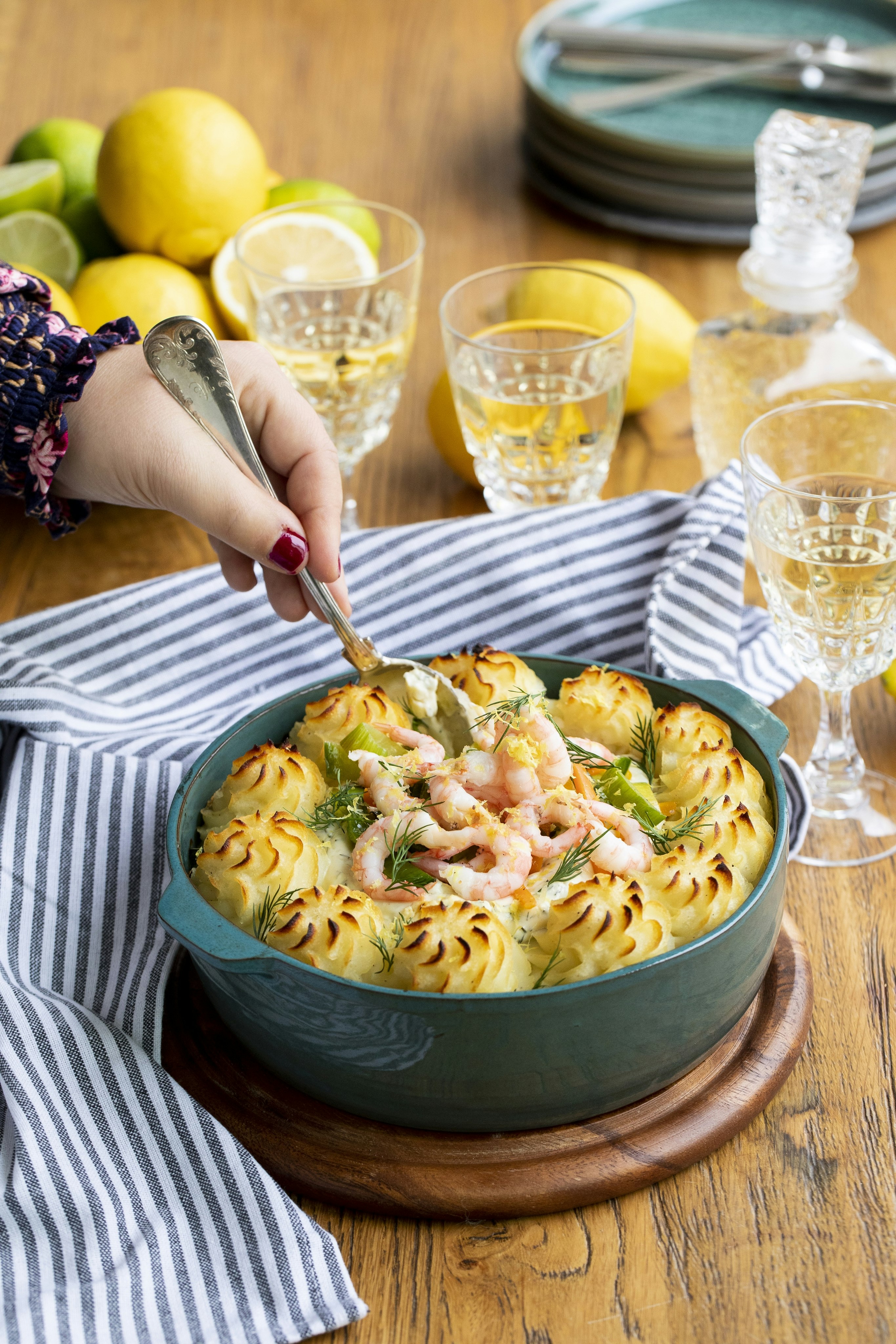 Fiskgratäng med citronsås och räkor