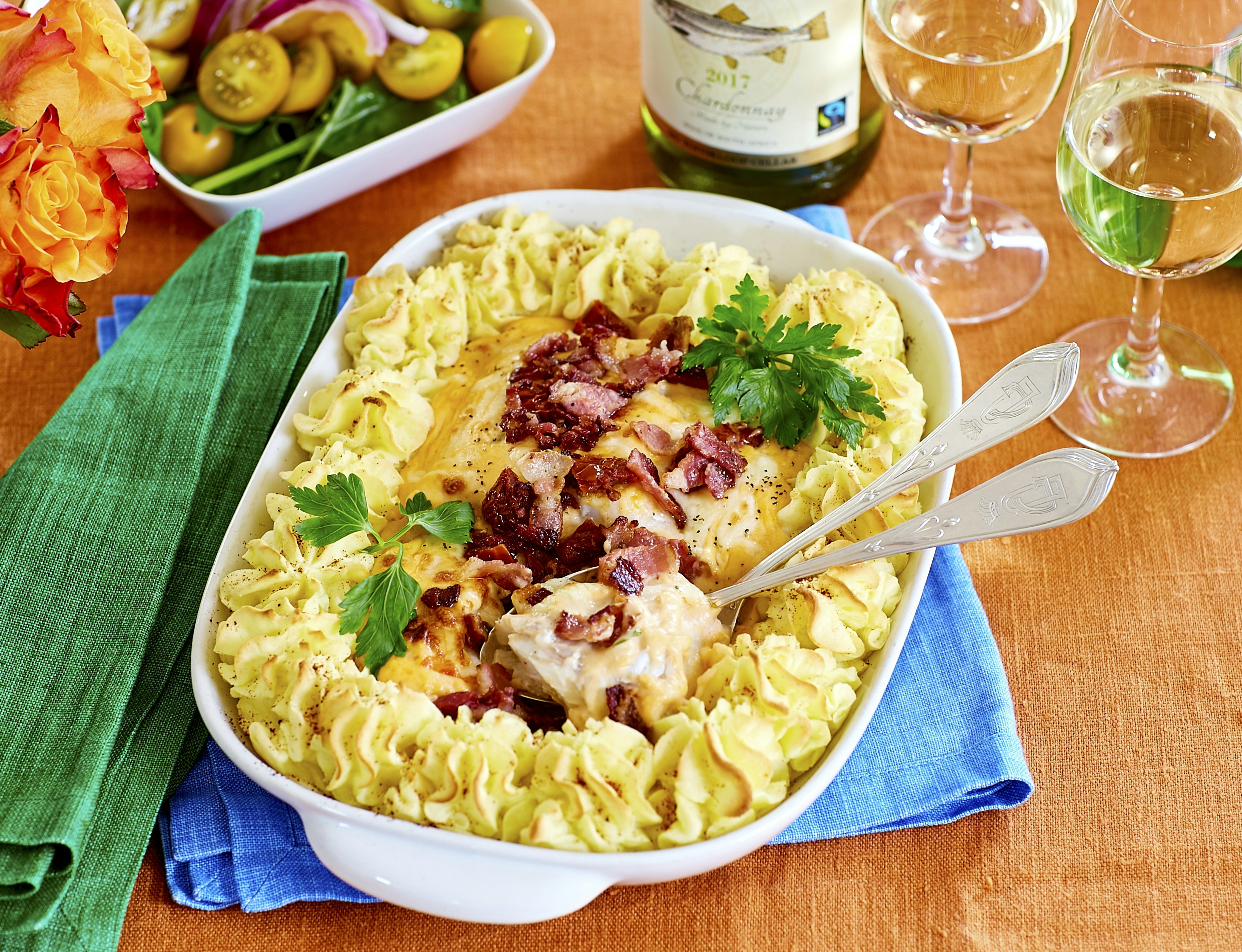 Fiskgratäng med spritsat mos och bacon