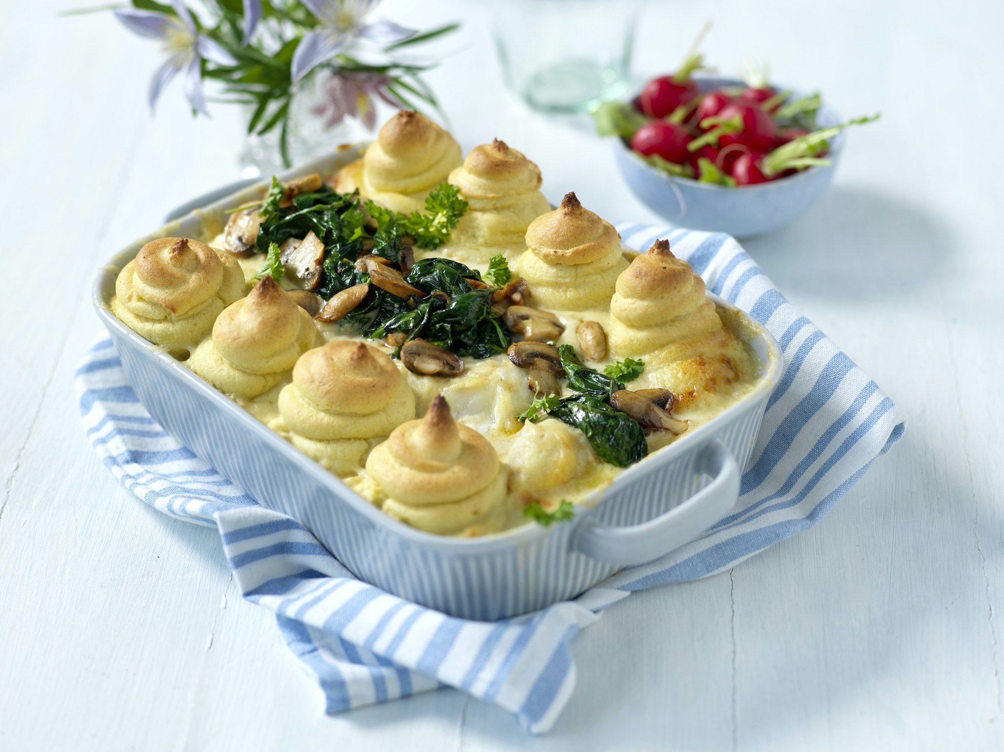 Fiskgratäng med svamp och spenat