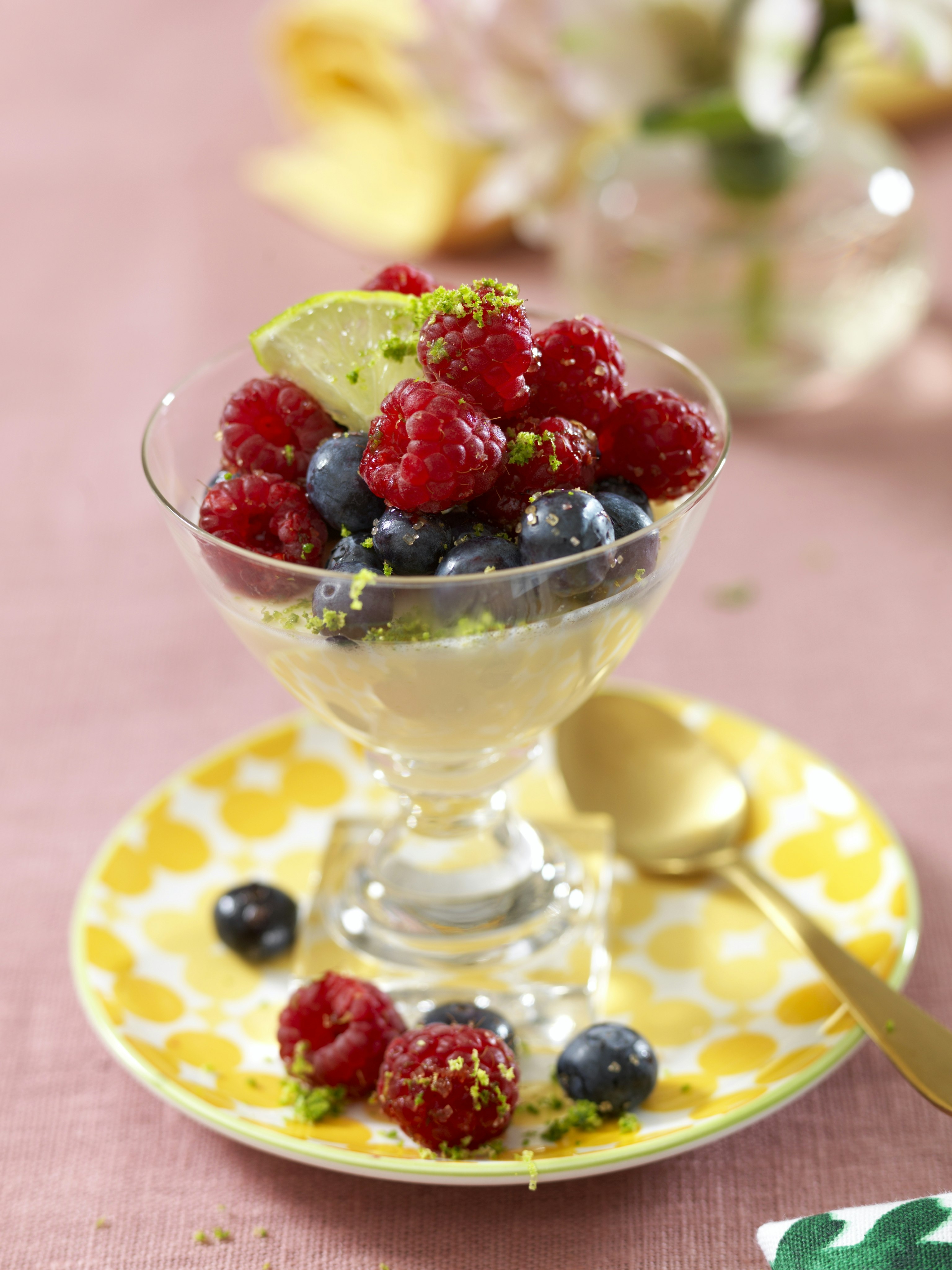 Fläderpannacotta med bär