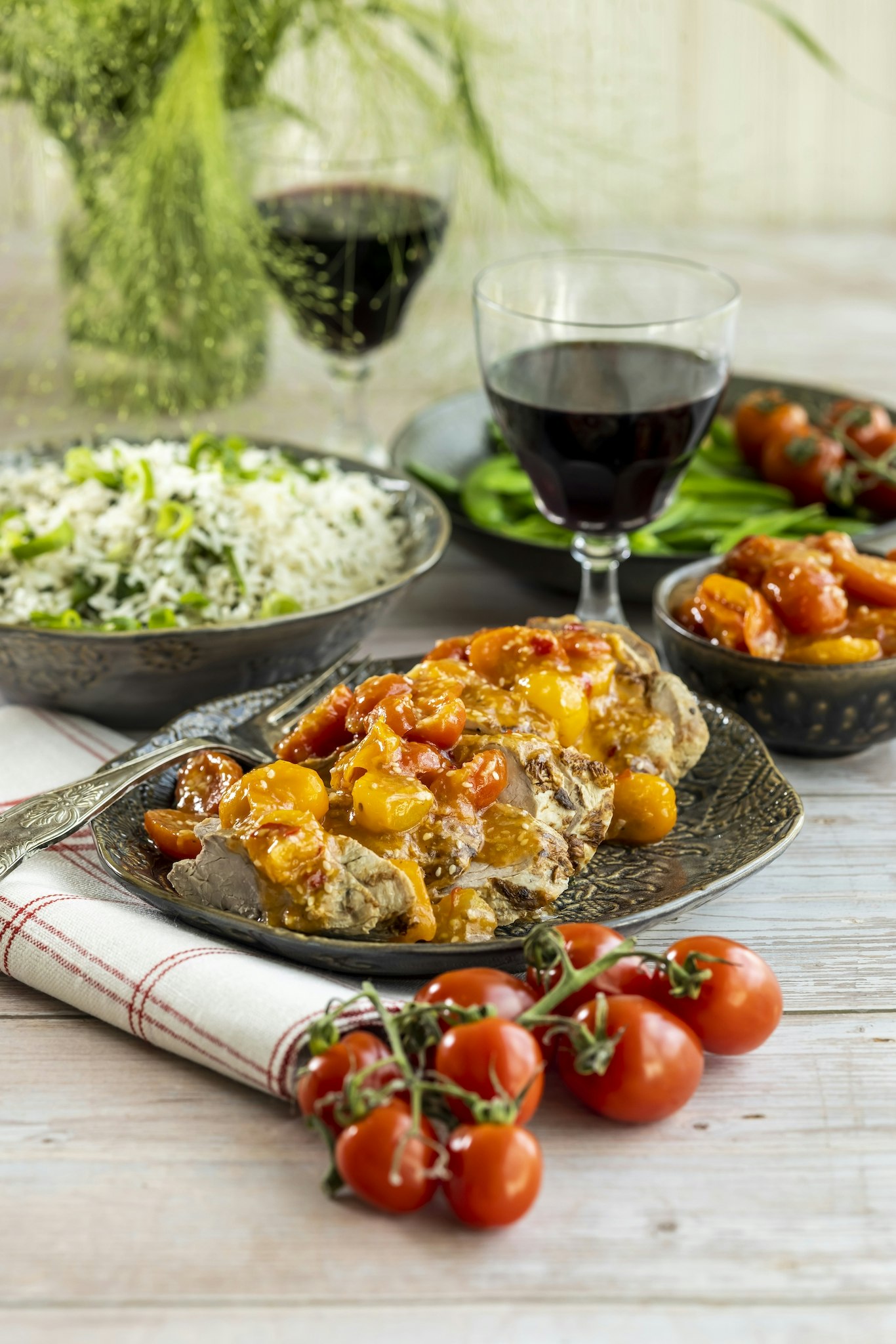 Fläskfilé med sötsur tomatsalsa och örtris