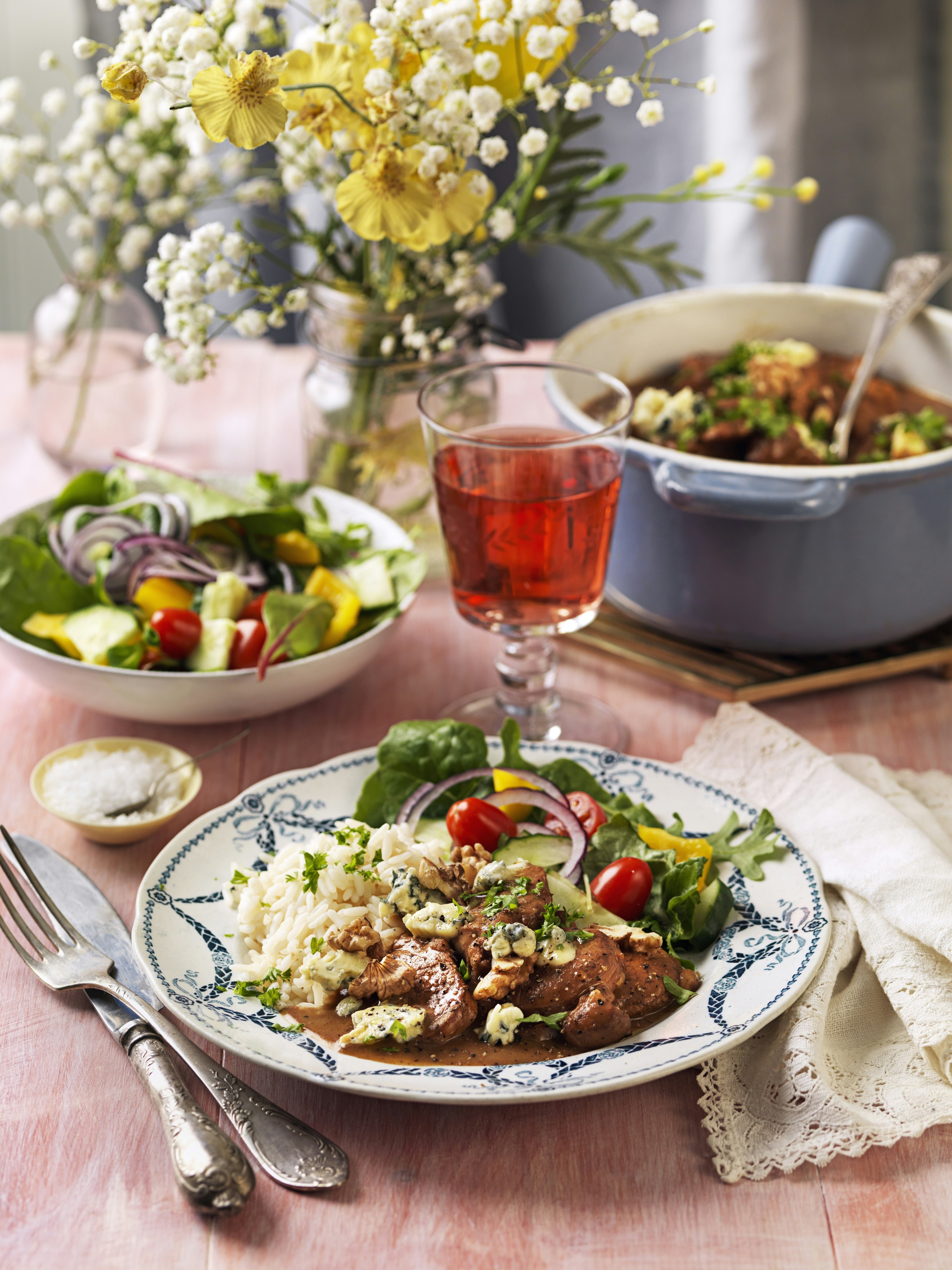 Fläskfilégryta med ädelost och valnötter