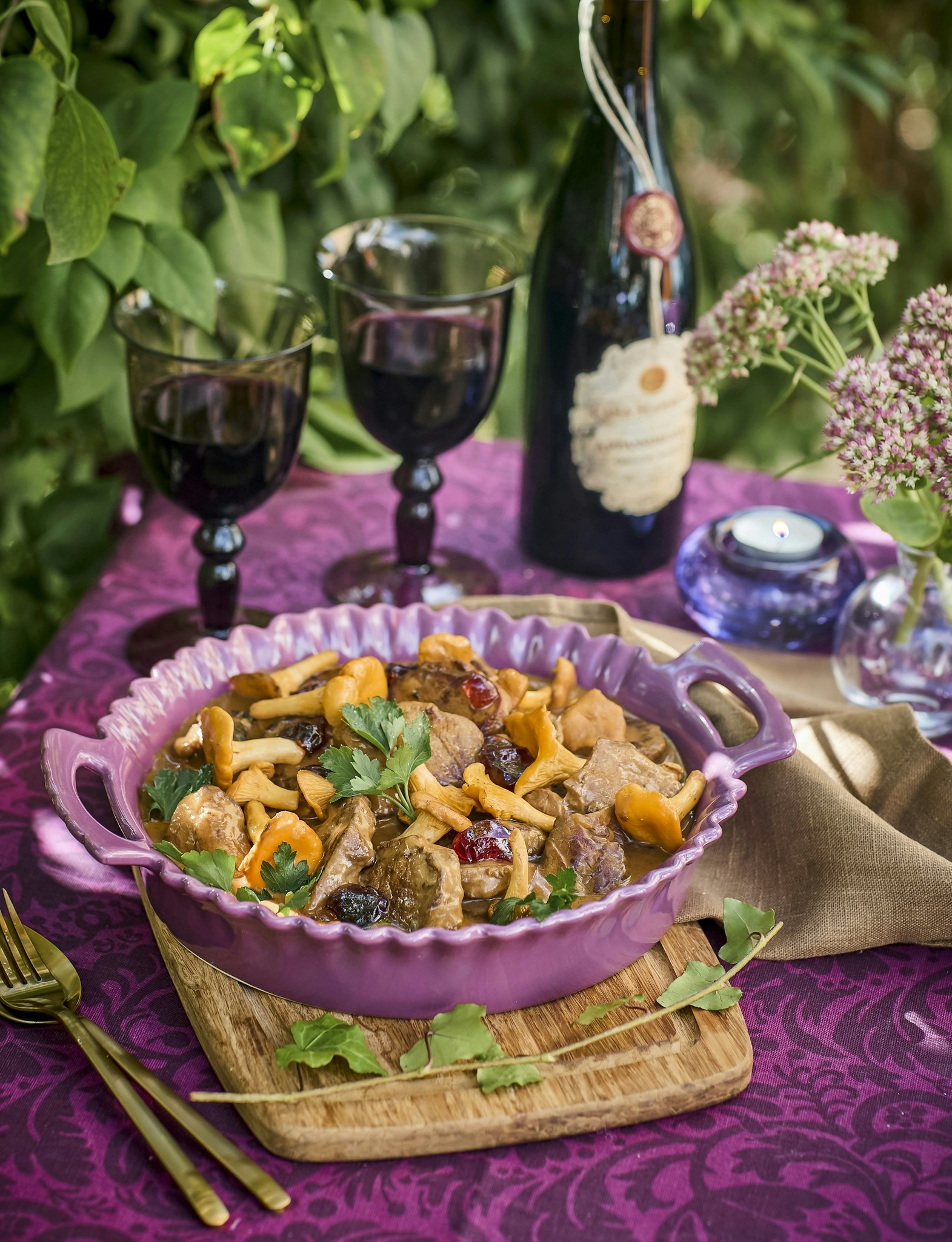 Fläskfilégryta med kantareller och vinbärsgelé