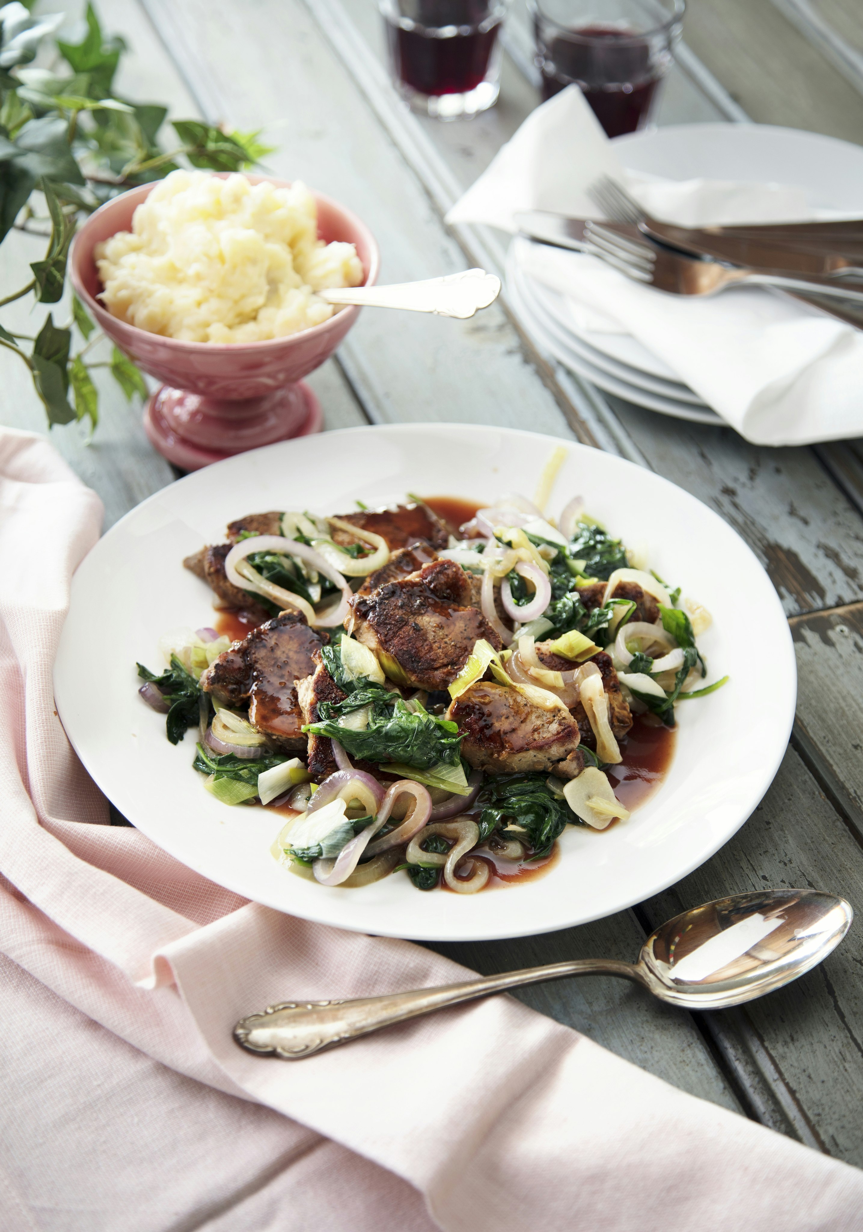 Fläskfilémedaljonger i rödvinssky med potatispuré