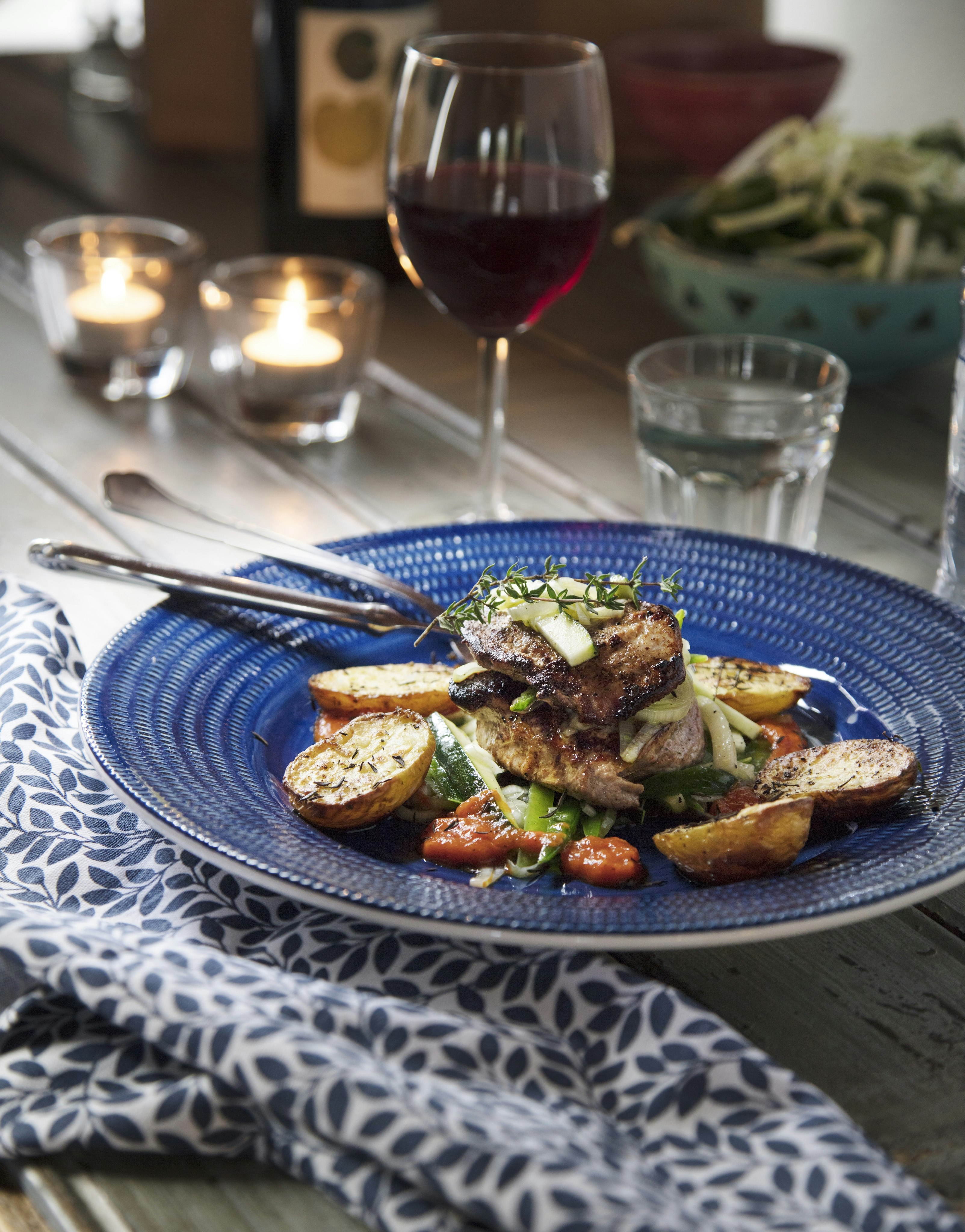 Fläskfilémedaljonger med crudité och paprikasås