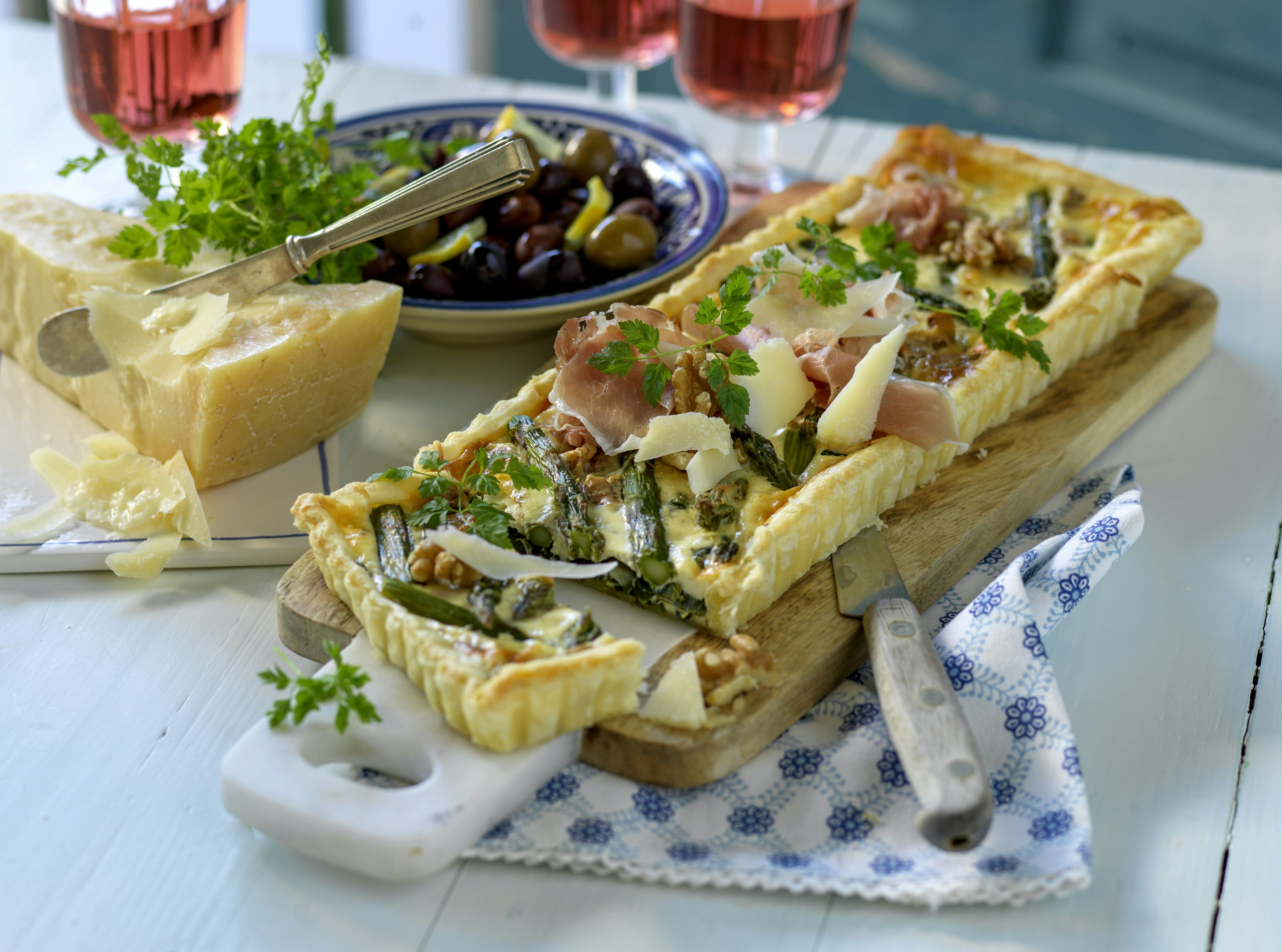 Frasig smördegspaj med sparris och spenat