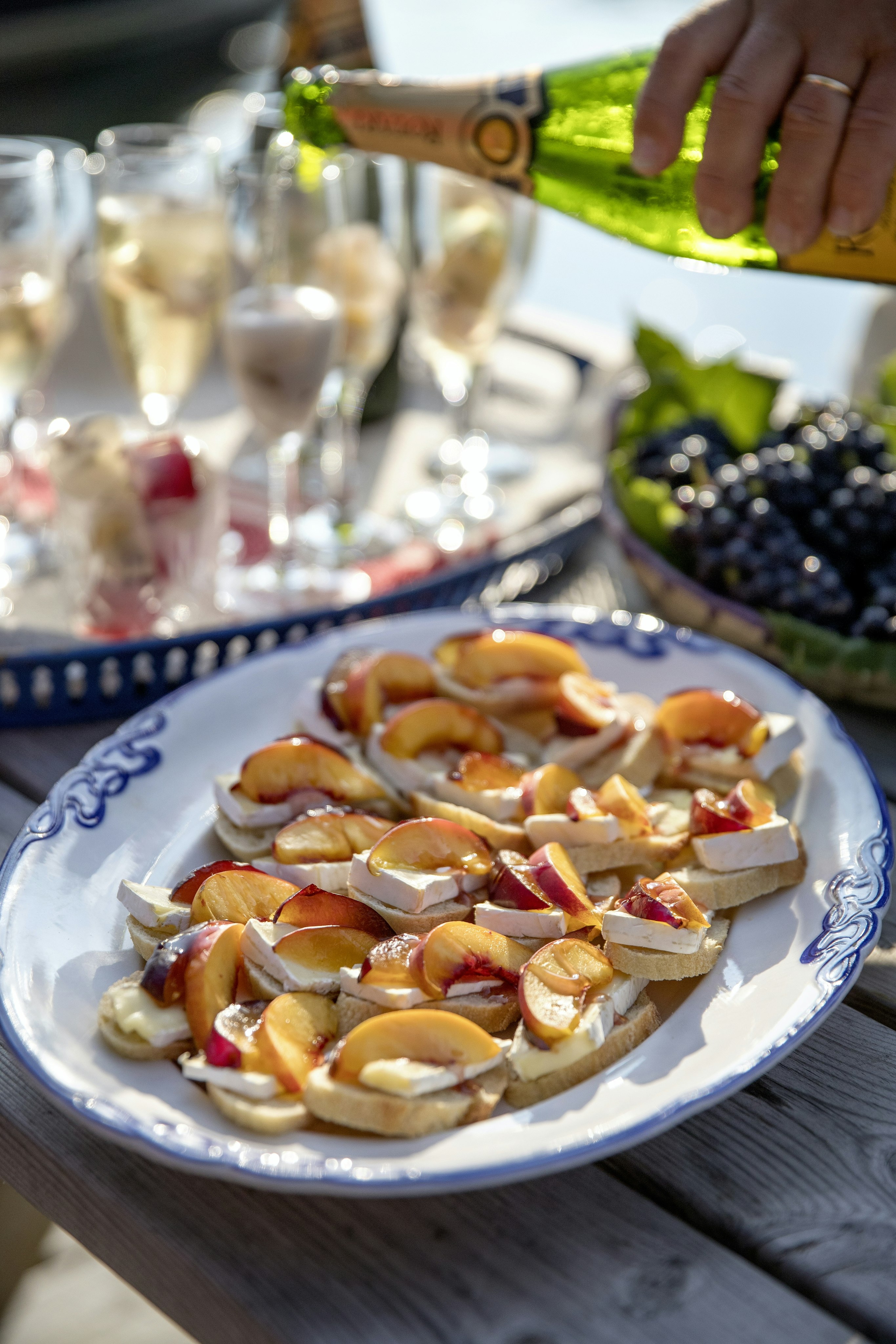 Frasiga briesnittar med plommon och nektariner