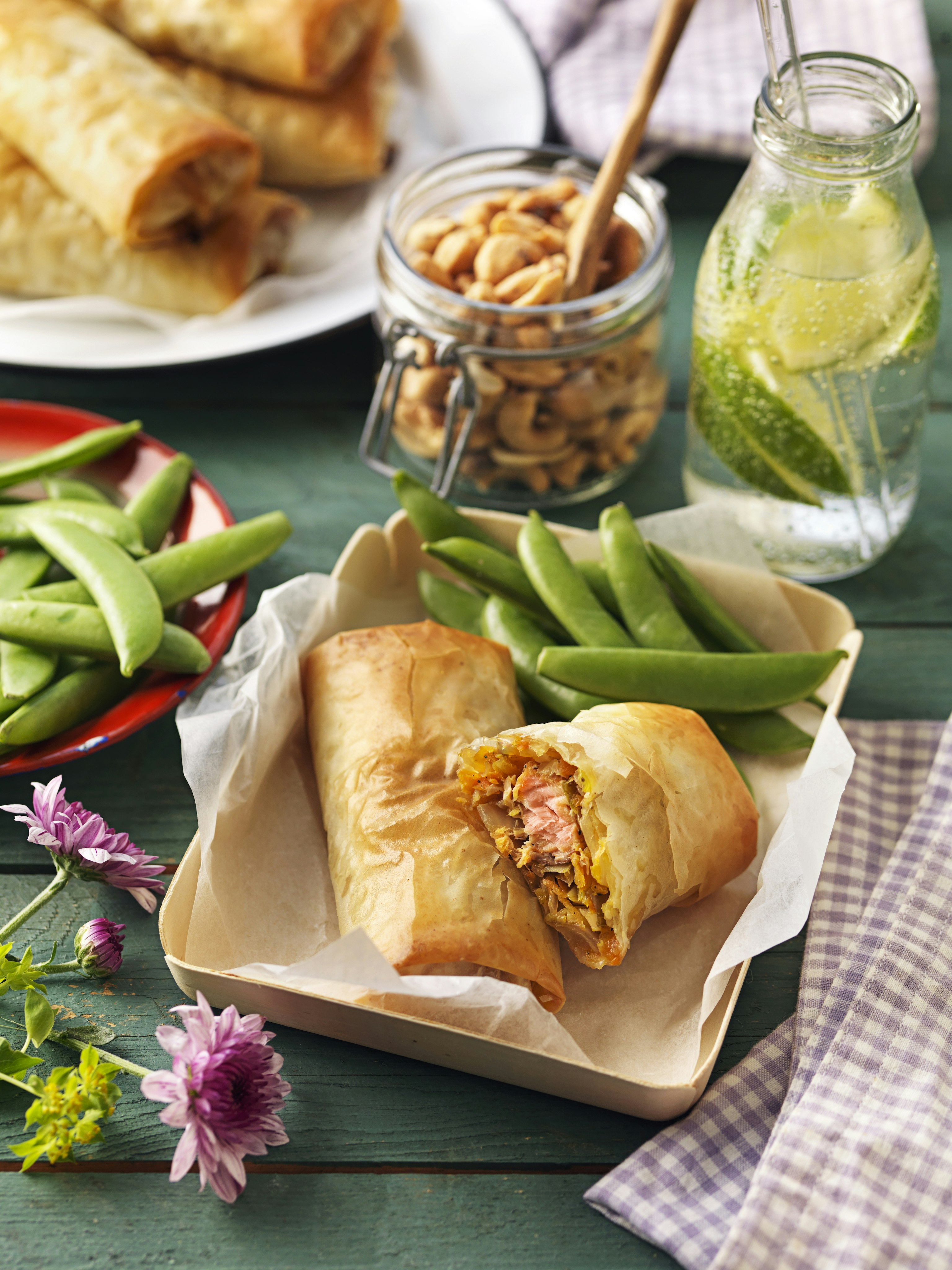 Frasiga filodegsrullar med lax och cashewnötter