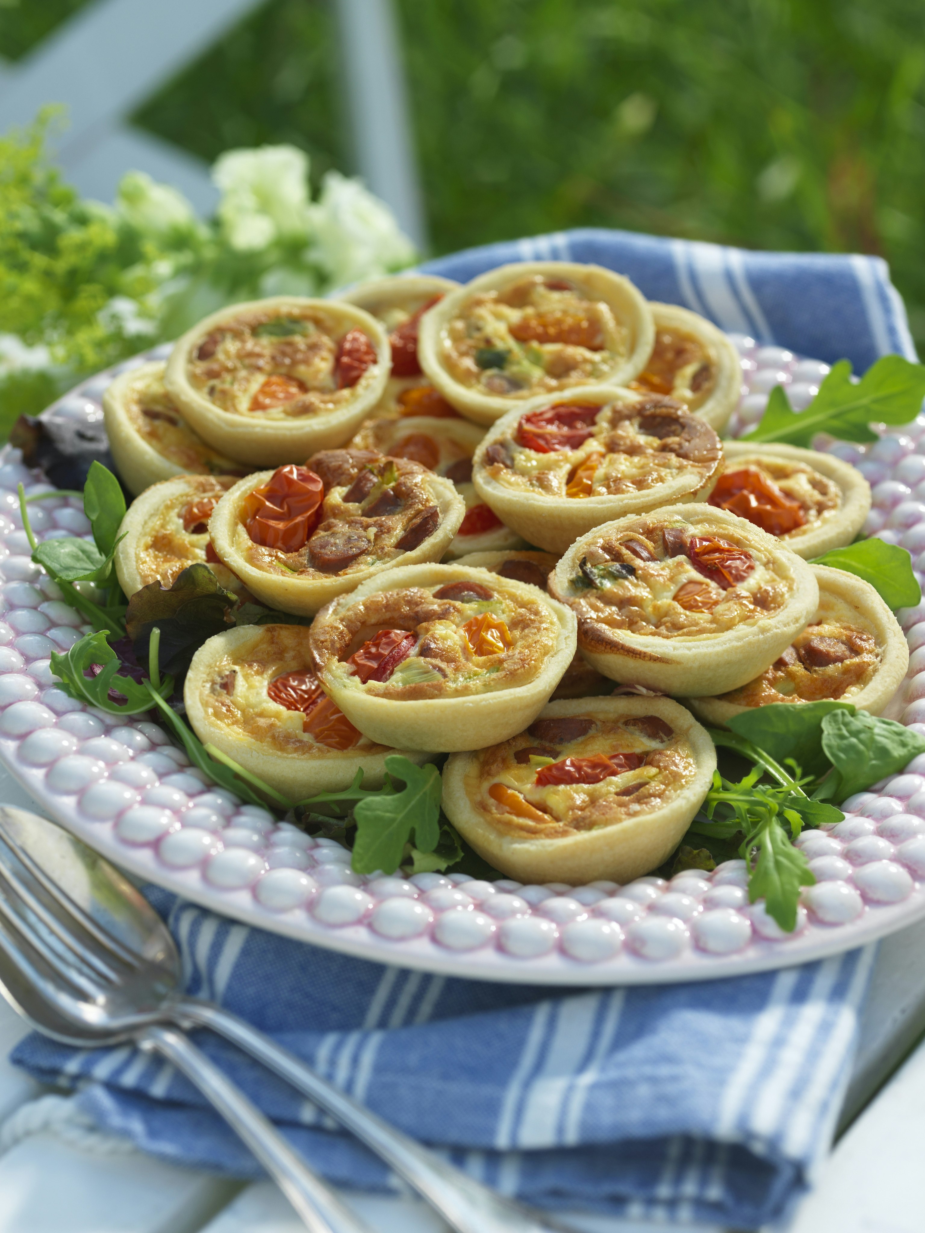 Frasiga minipajer med kryddig korv