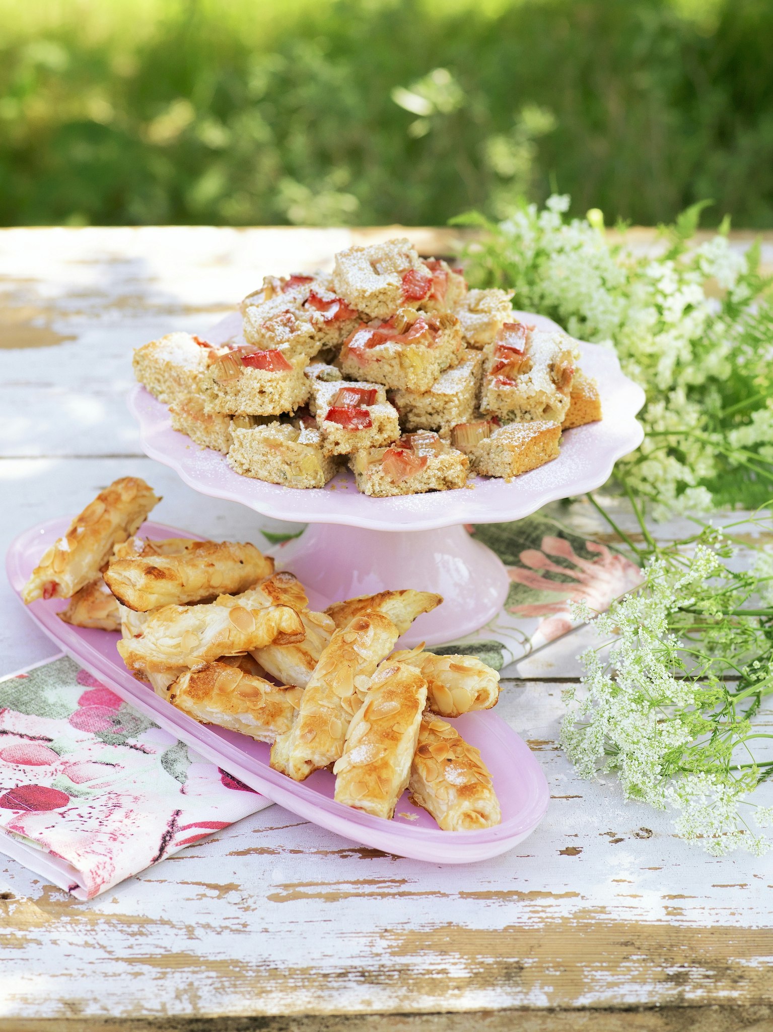 Frasiga smördegsrullar med rabarber