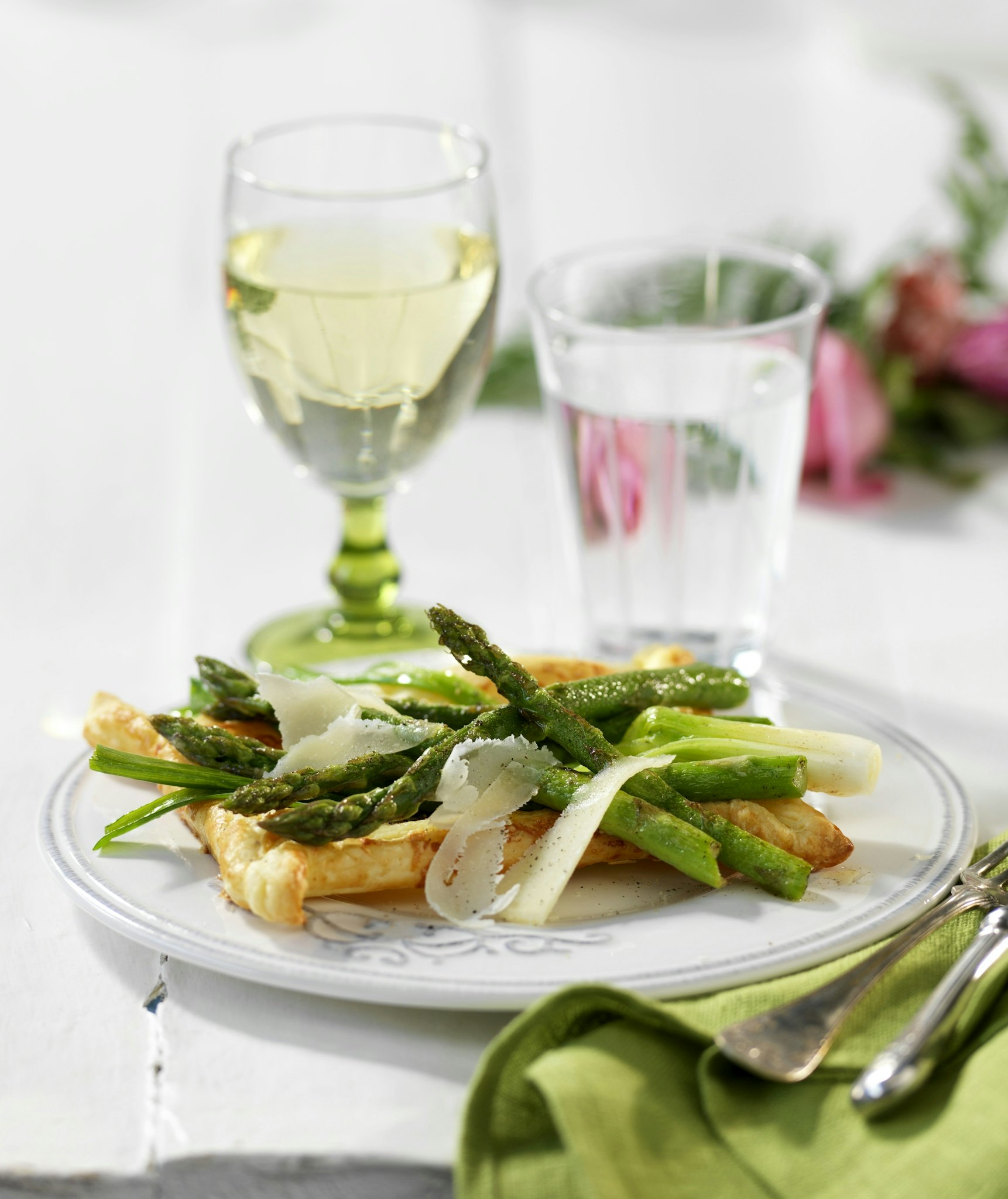 Frasiga sparrisflan med parmesan