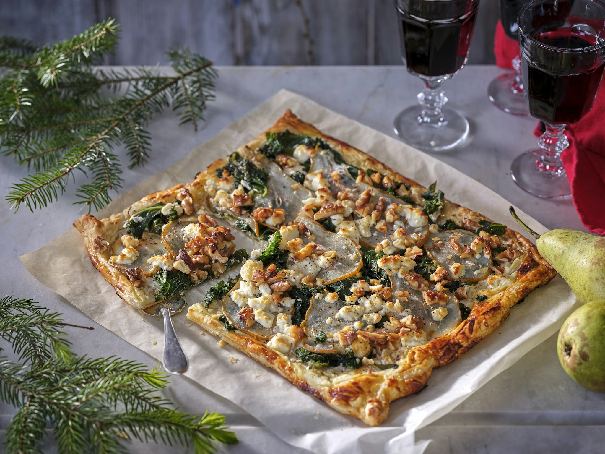 Smördegspizza med grönkål och fetaost