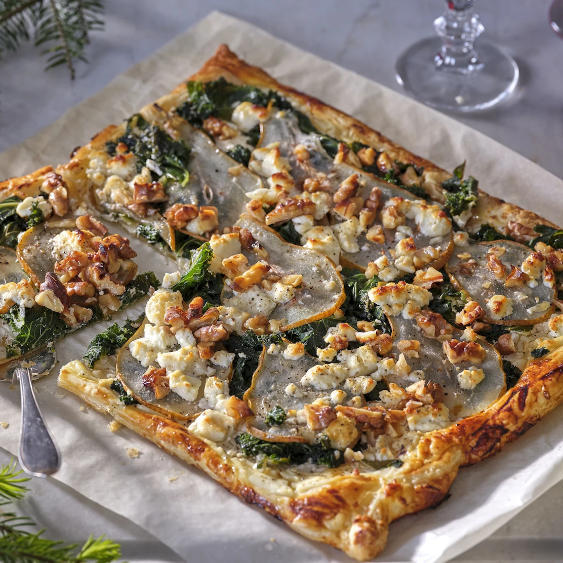 Smördegspizza med grönkål och fetaost