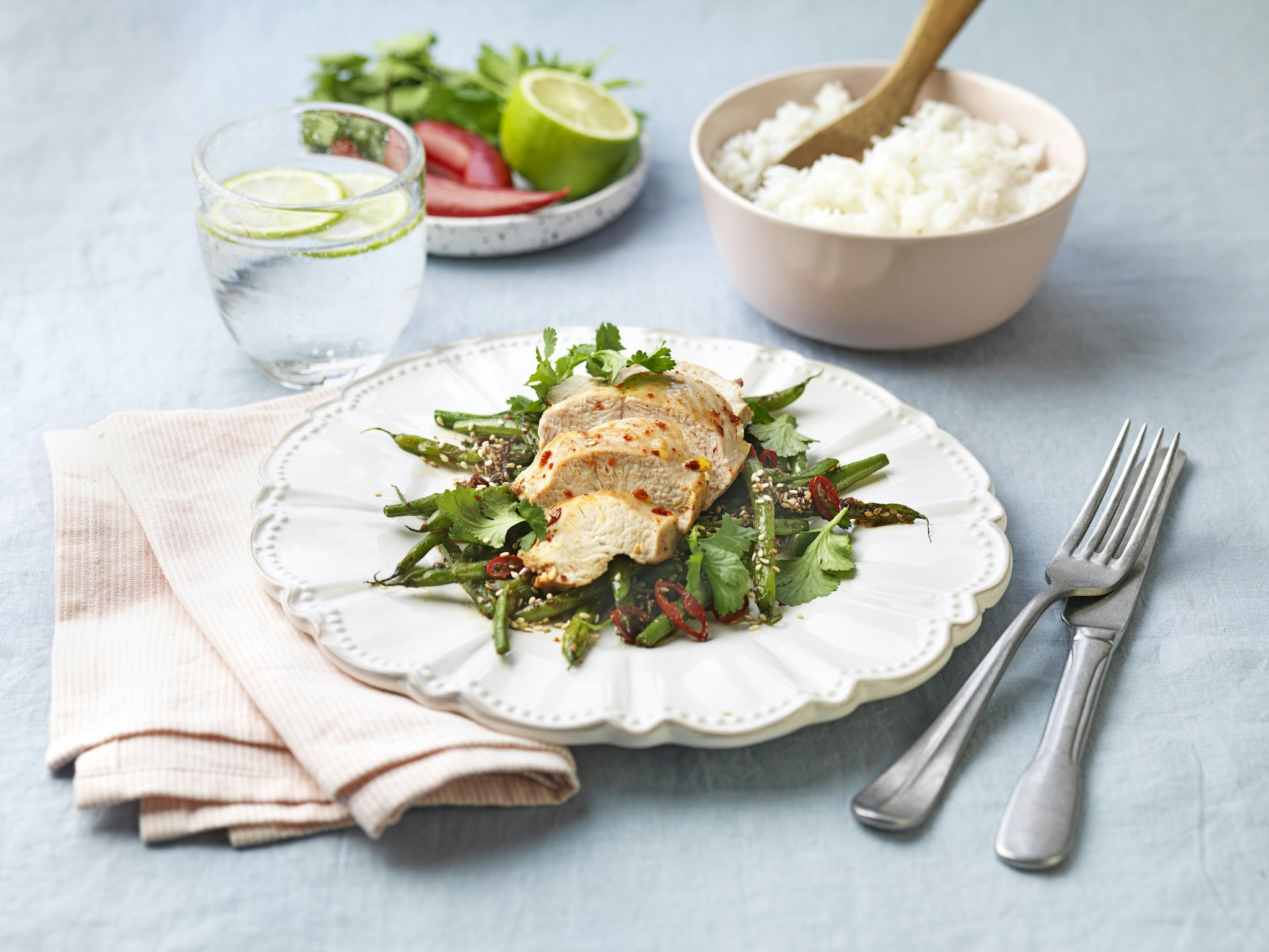 Kycklingsoppa med nudlar, ingefära och sweet chili