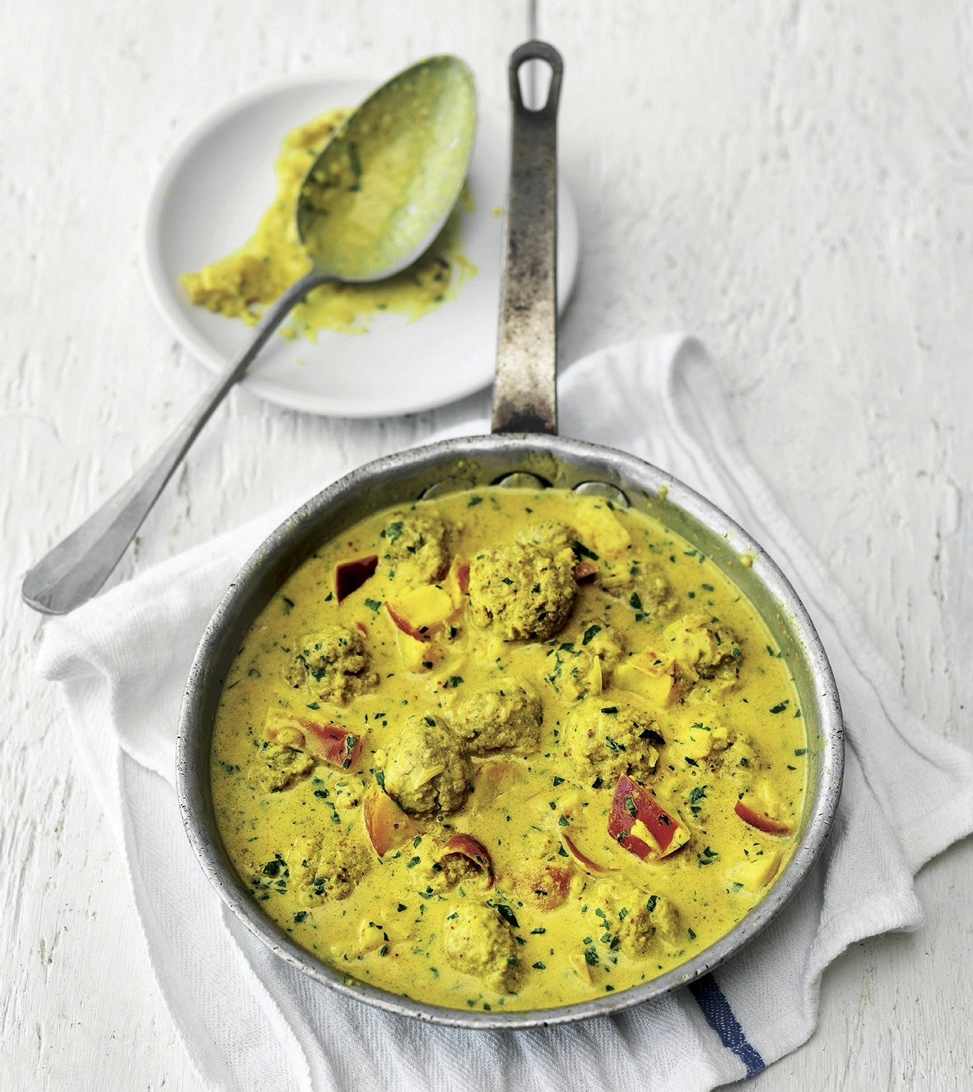 Frikadeller i currysås med äpple