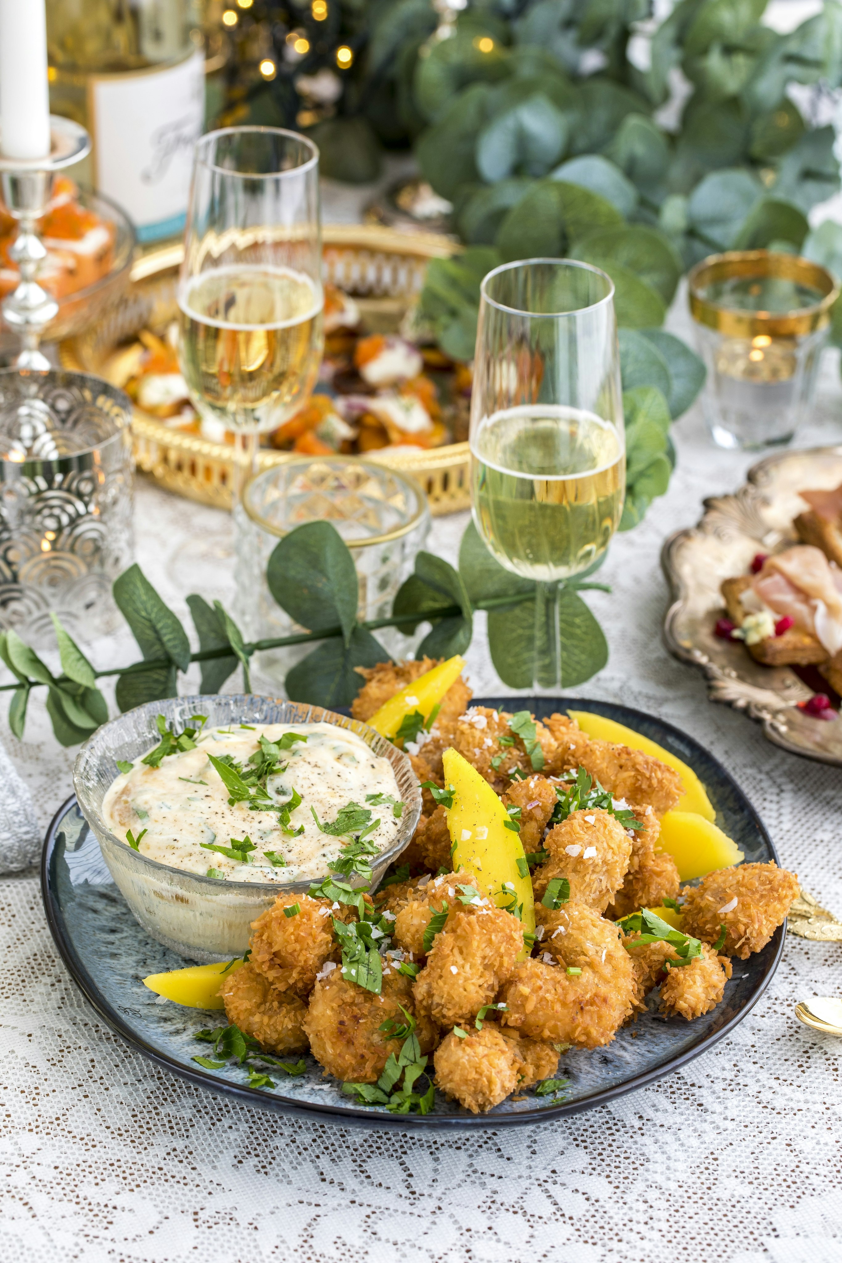 Friterade räkor med kokos och mango Friterade räkor med kokos och mango