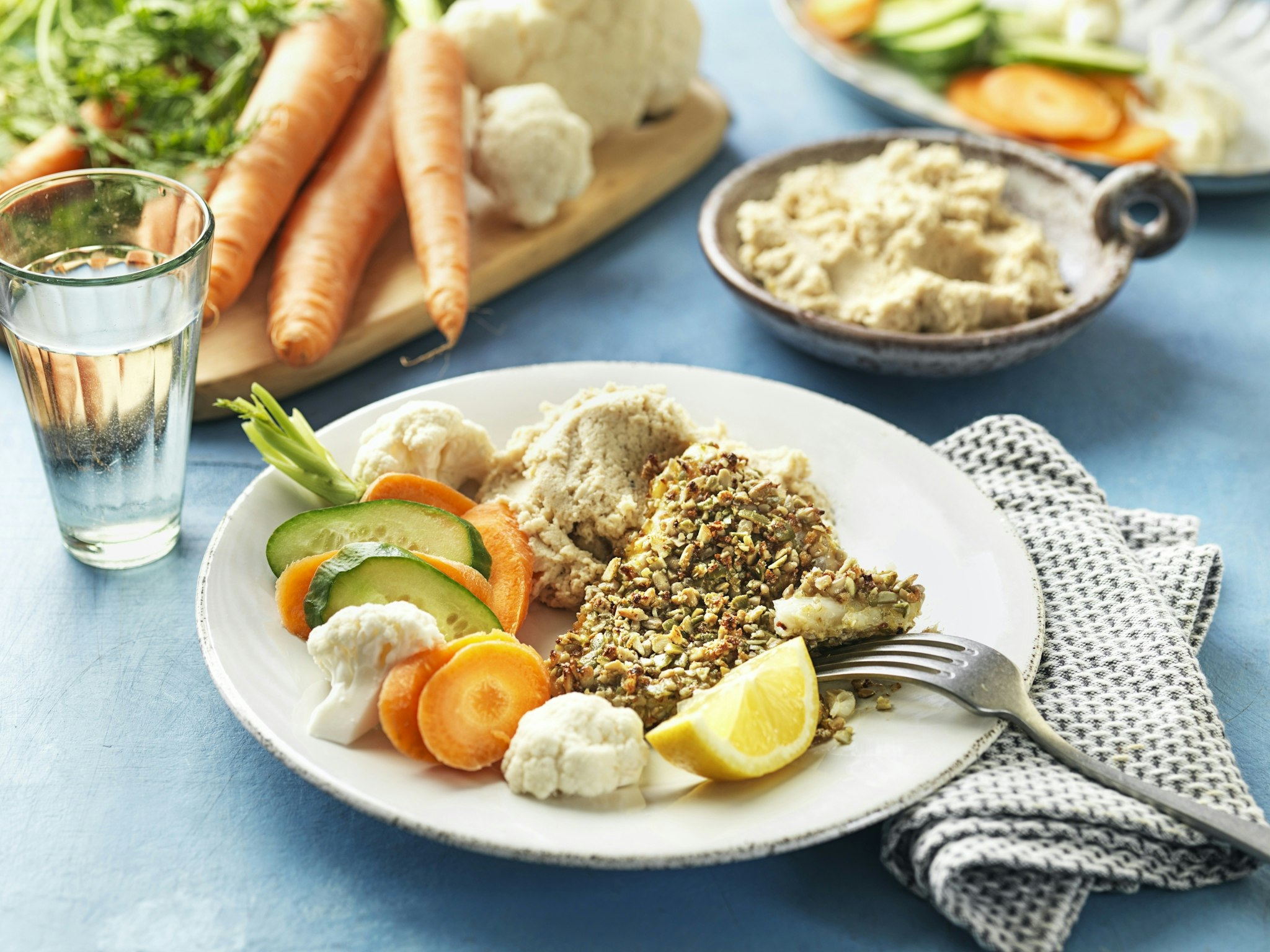 Fröpanerad fisk med grönsaker och blomkålsdipp