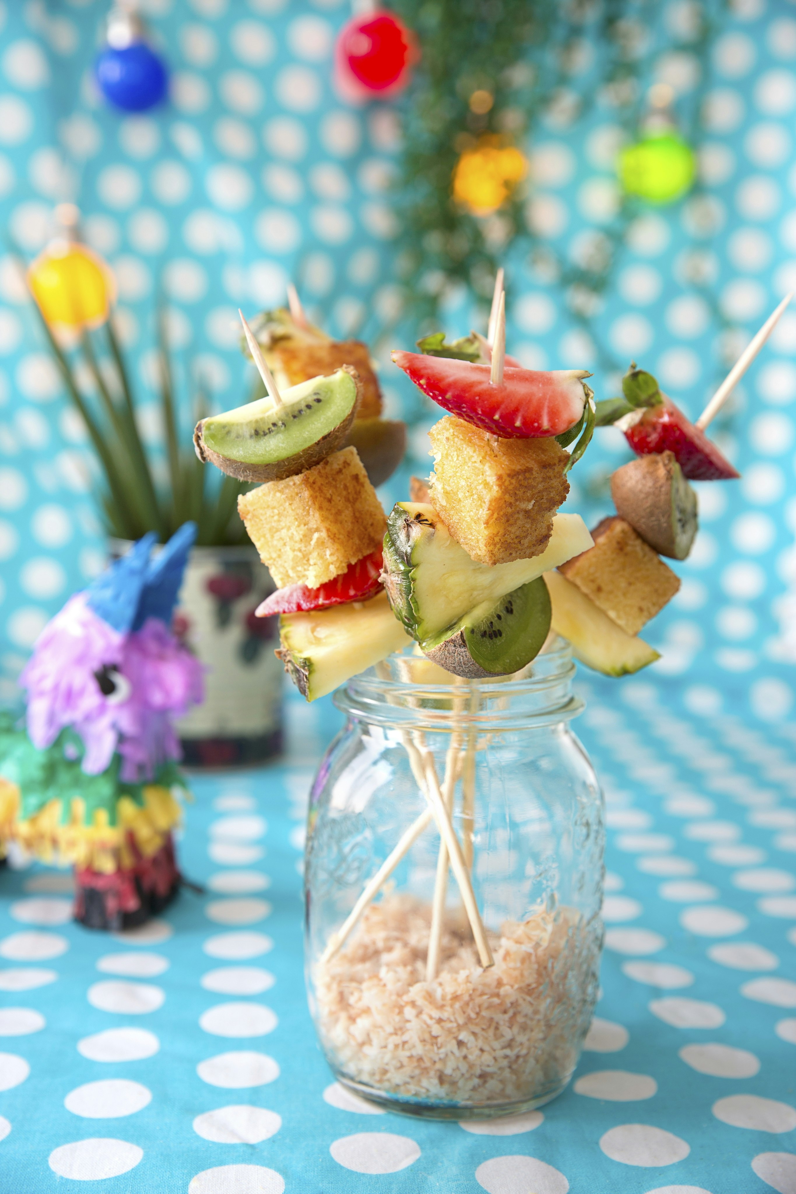 Frukt- och sockerkaksspett med rostad kokos