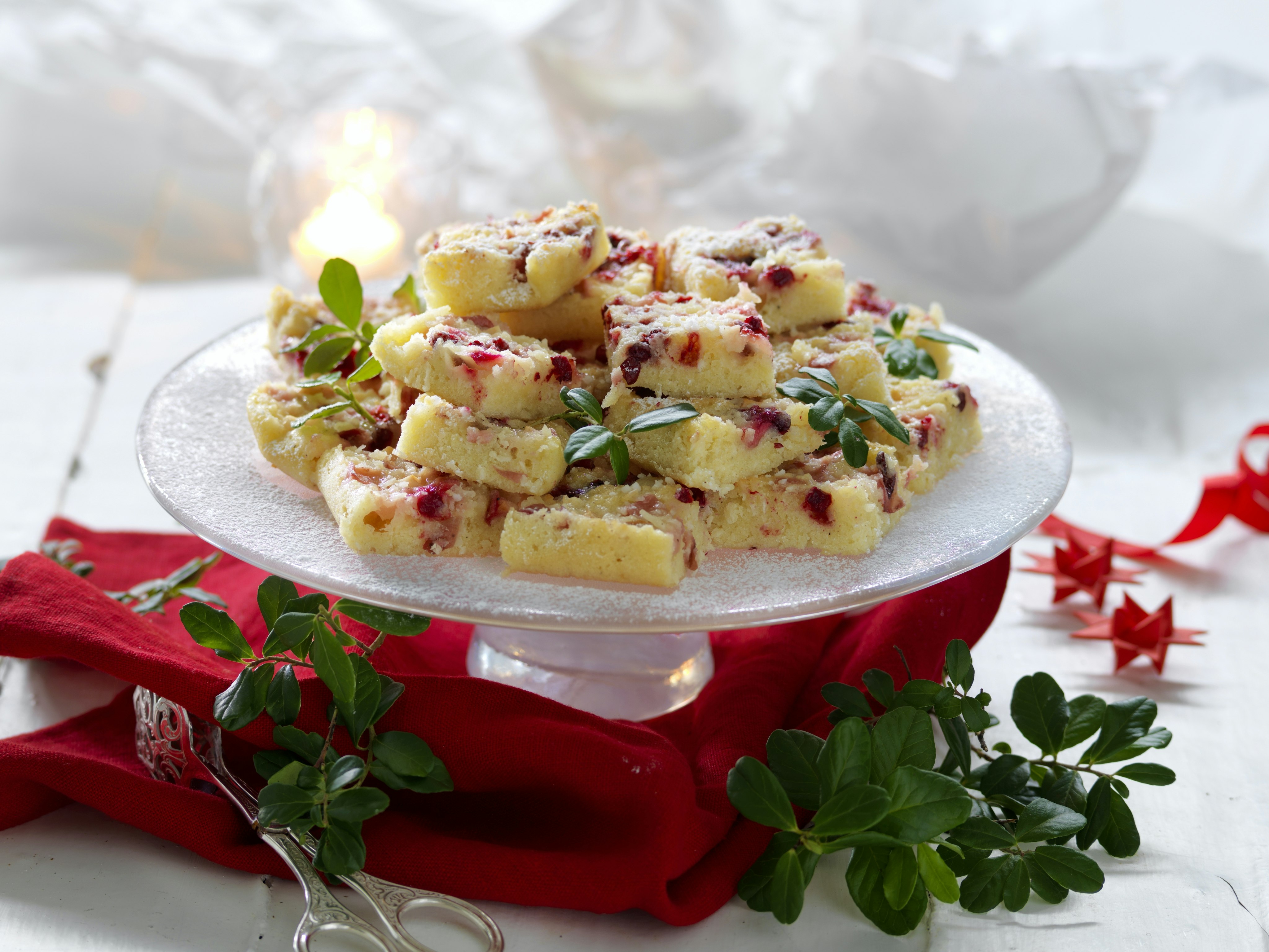 Krämig kaka med äpple och lingon