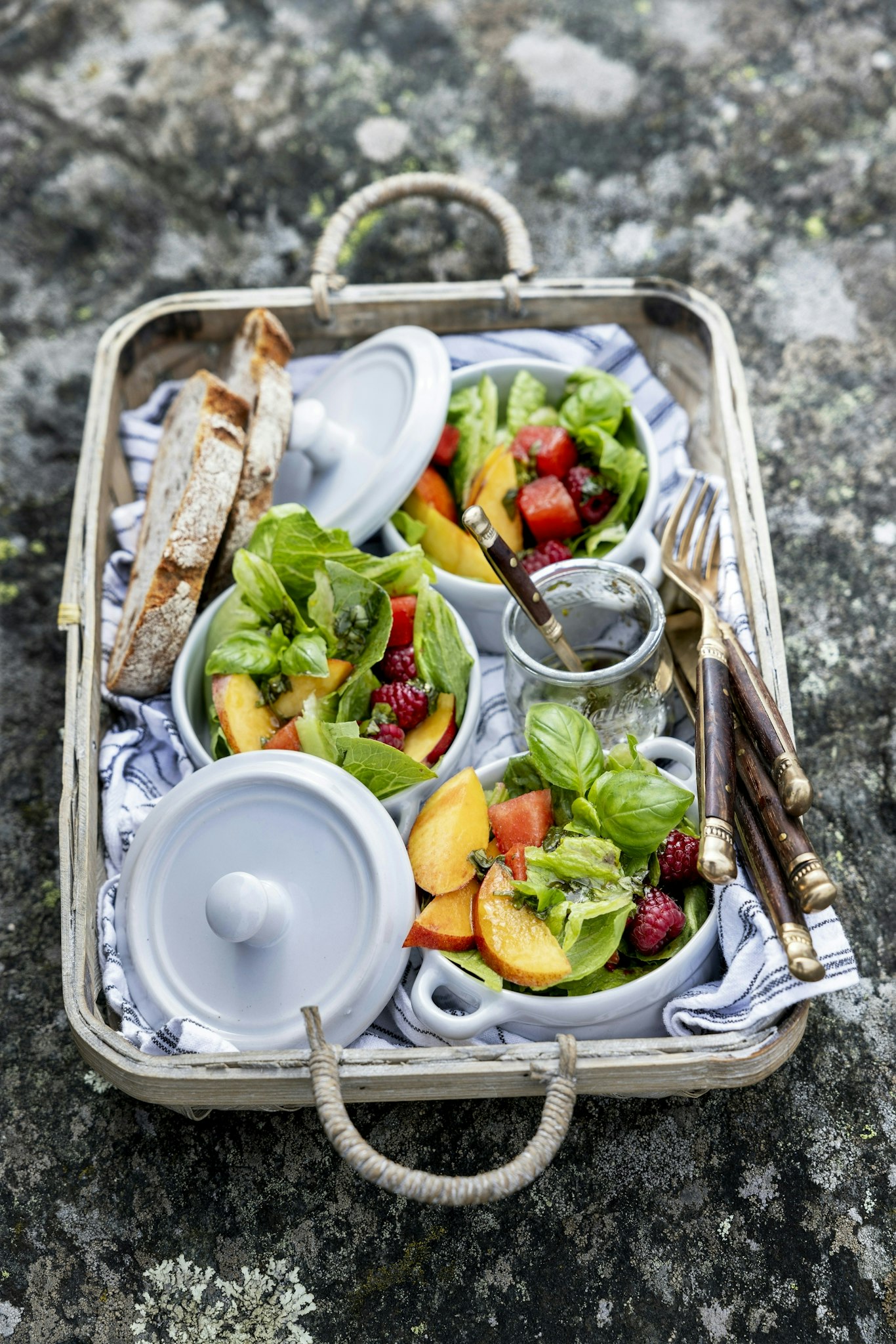 Fruktig sallad med balsamvinägerdressing