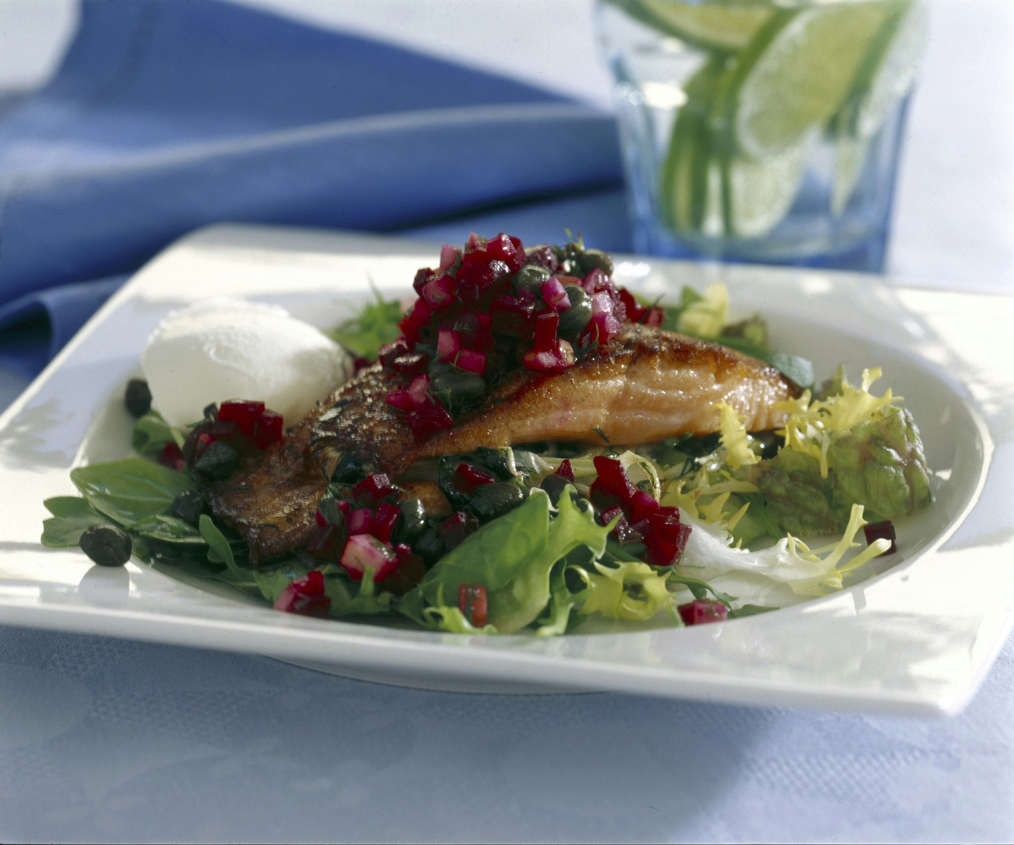 Fylld laxfilé med sötsyrlig rödbetsröra