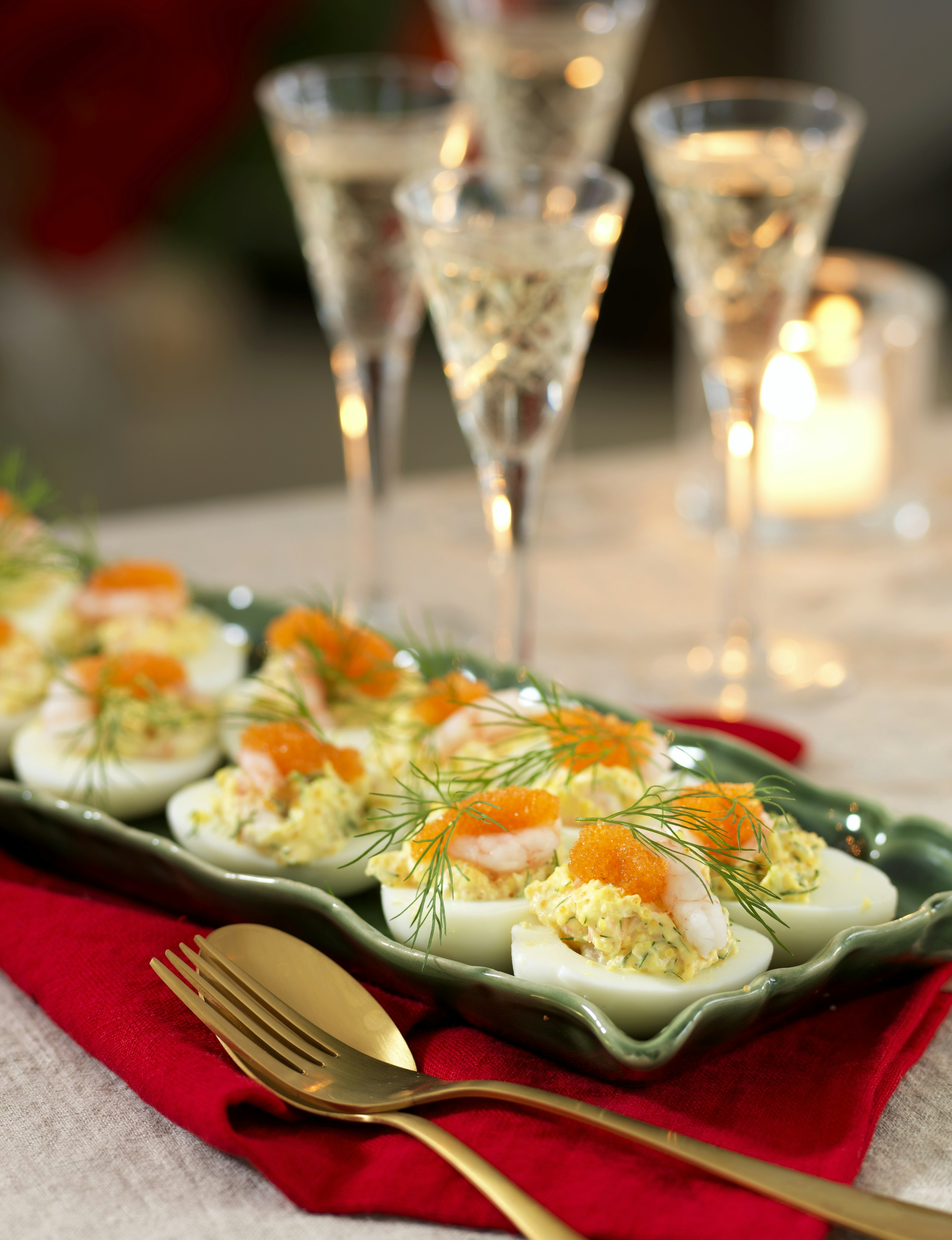 Fyllda ägghalvor med räkröra och löjrom