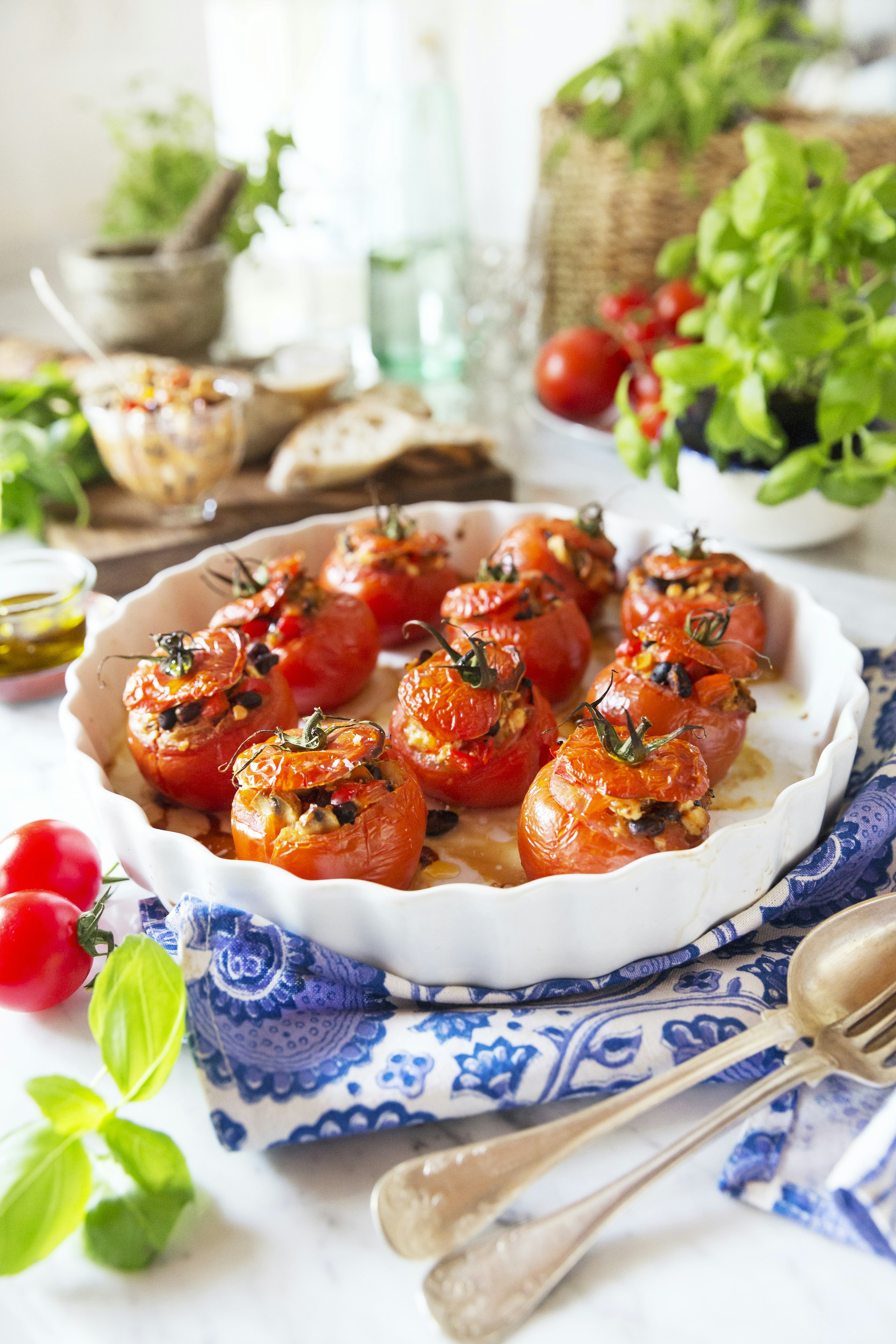 Fyllda tomater med svamp, bönor och fetaost