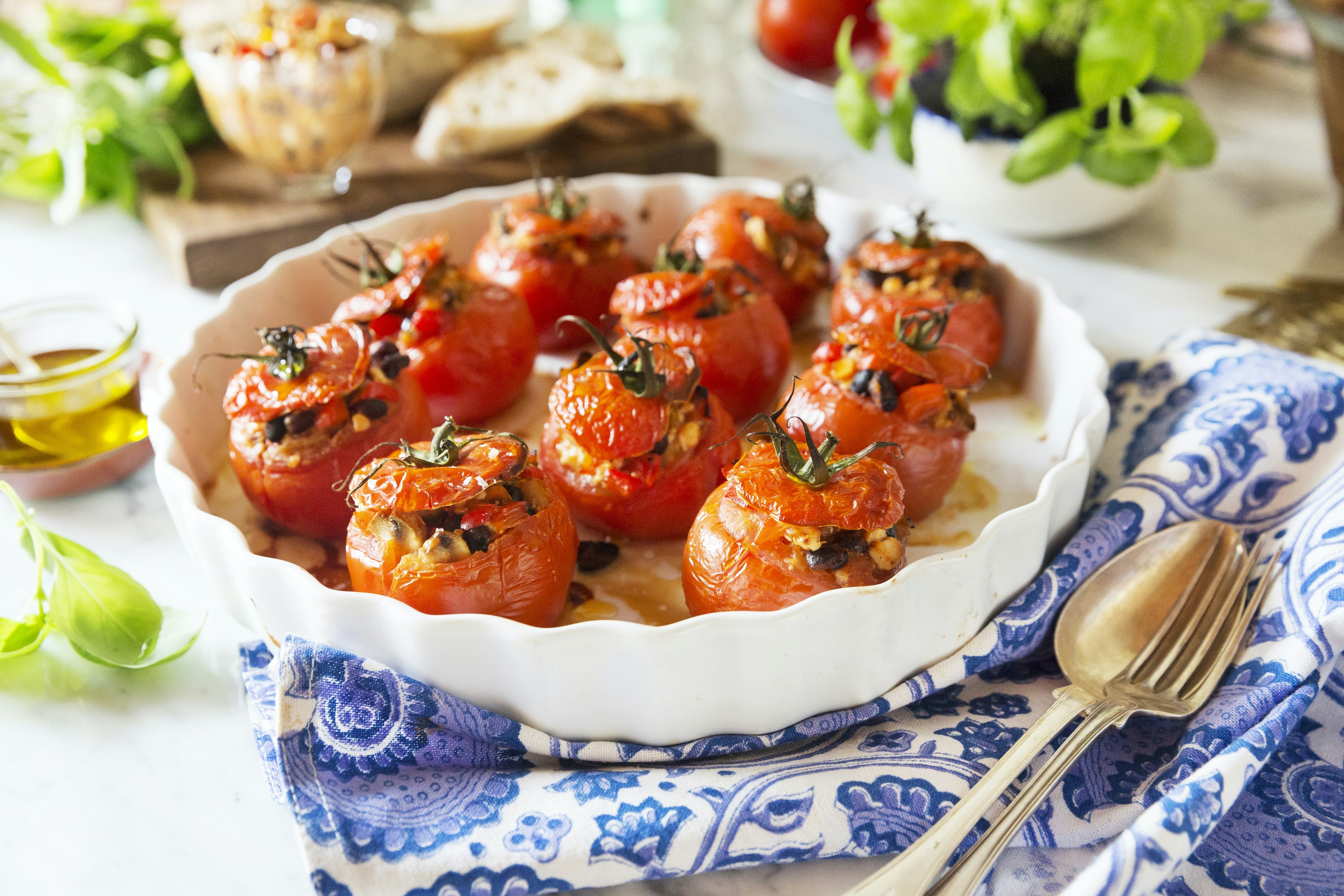 Fyllda tomater med svamp, bönor och fetaost