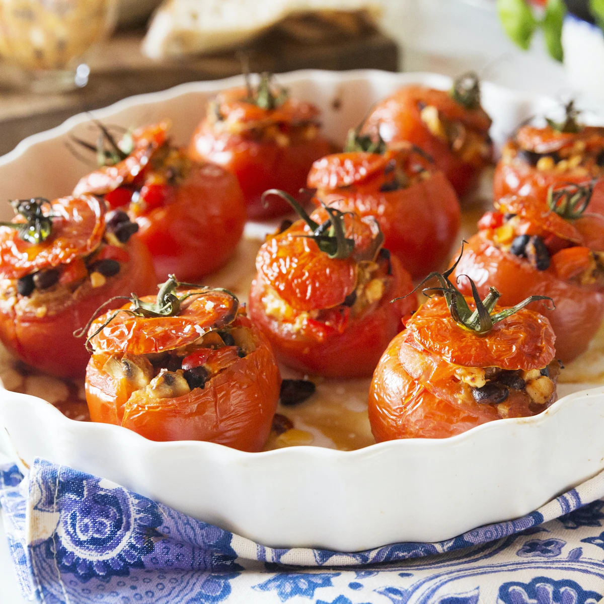 Fyllda tomater med svamp, bönor och fetaost