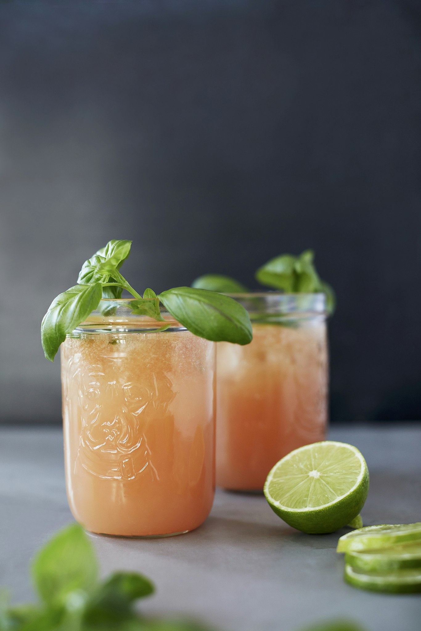Gin fizz med lime, basilika och grapefrukt