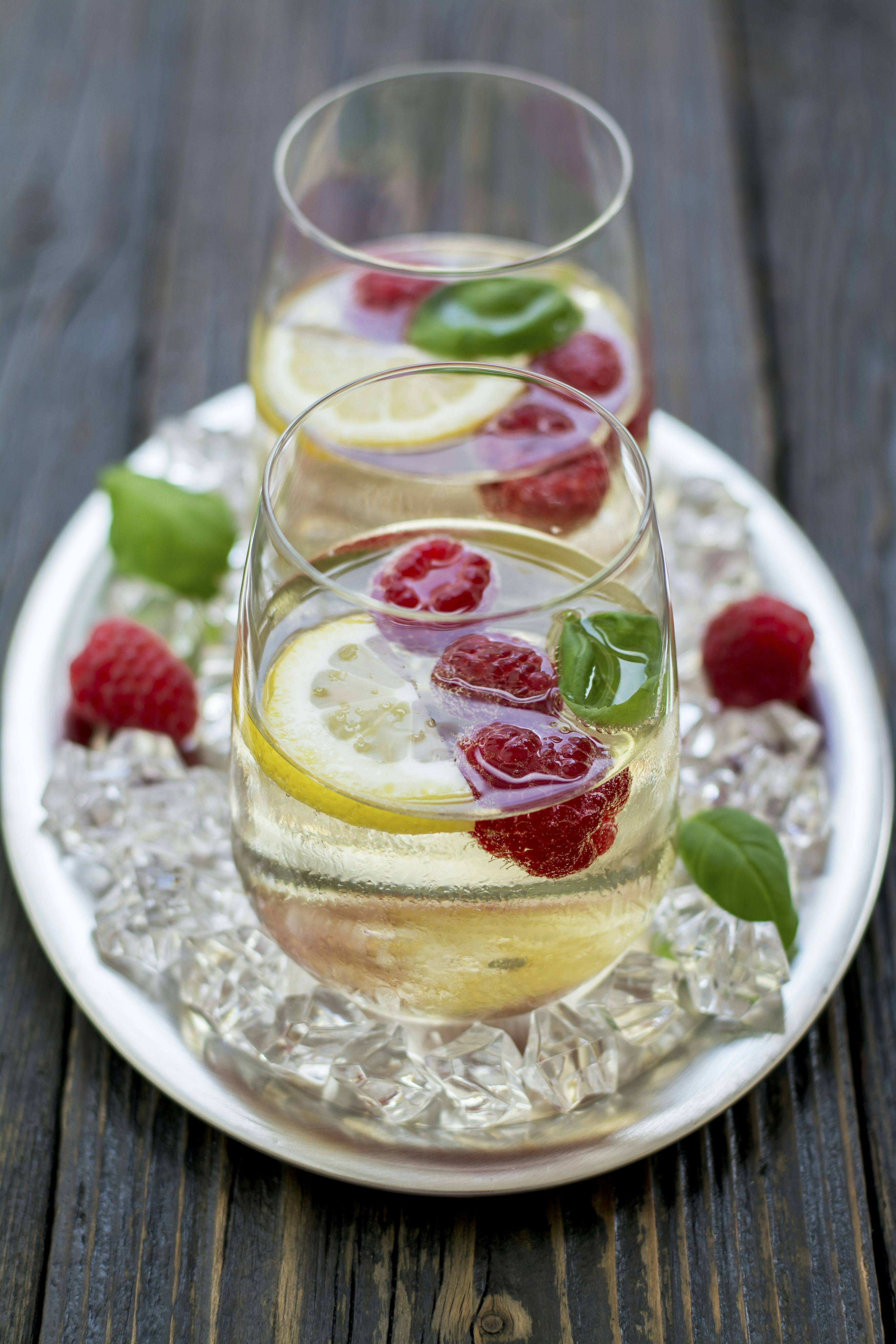 Gin Och Tonic Med Flader Och Hallon