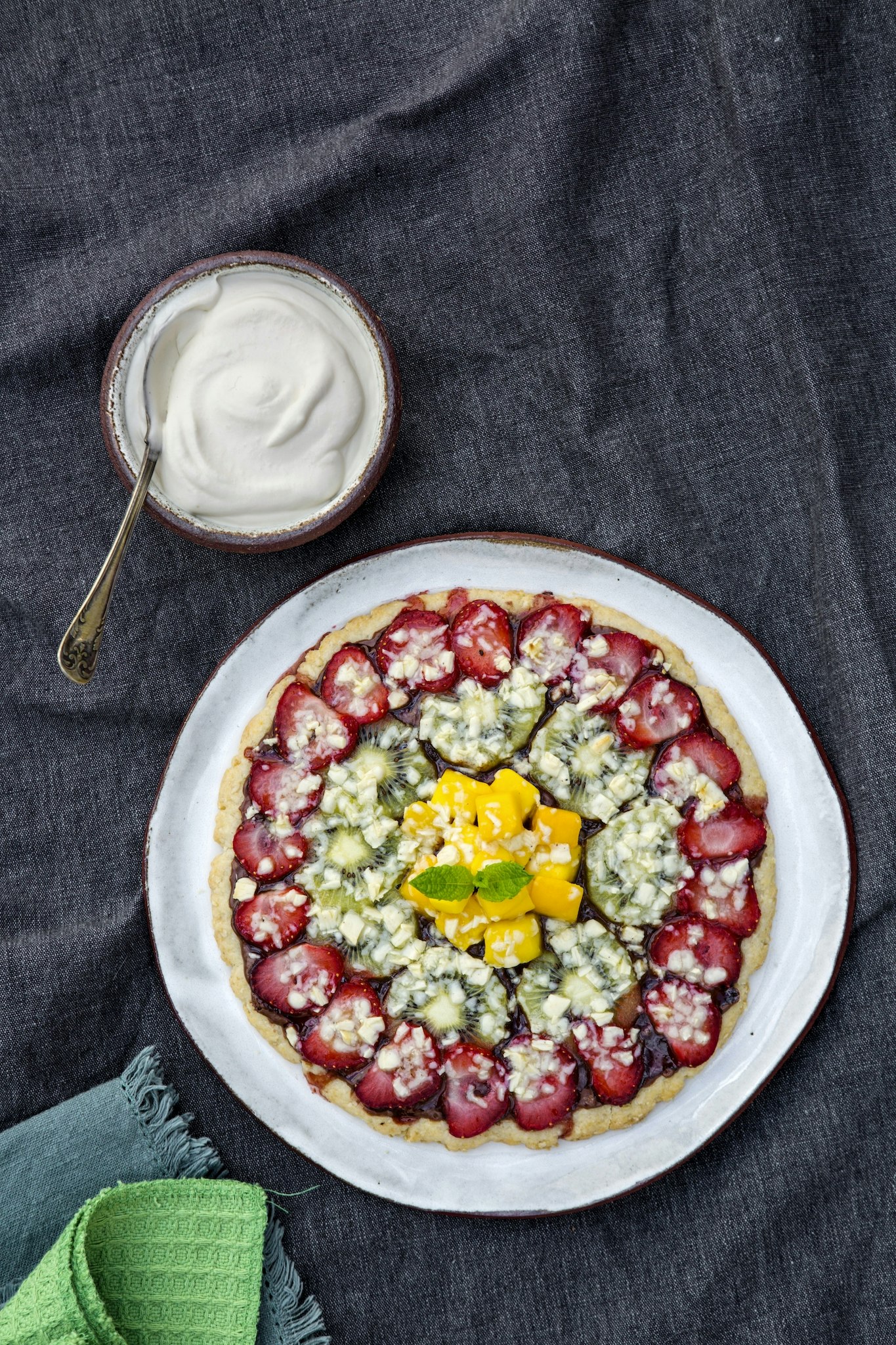 Ginopizza med nutella och färsk frukt och bär