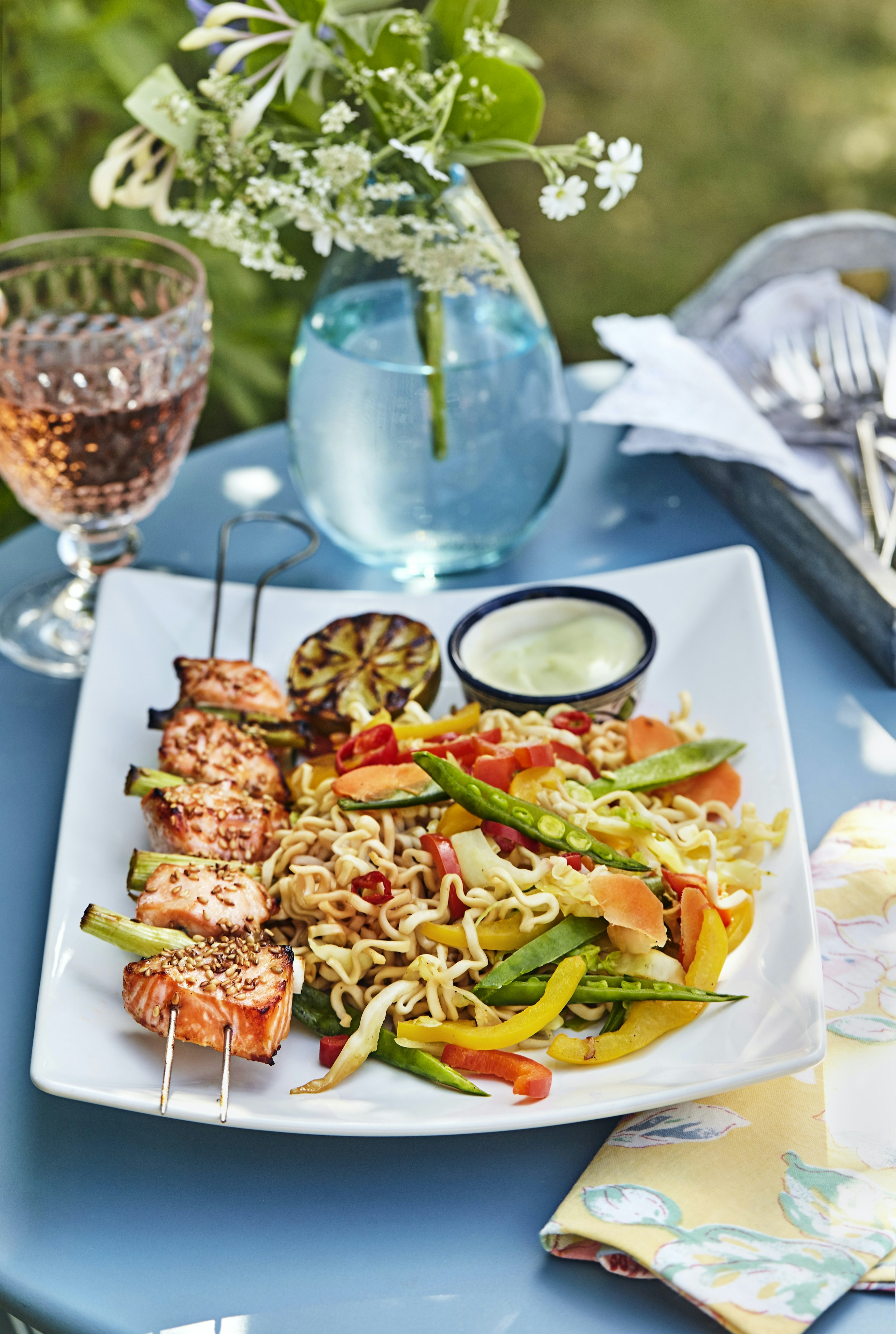 Laxspett med nudelsallad och wasabisås