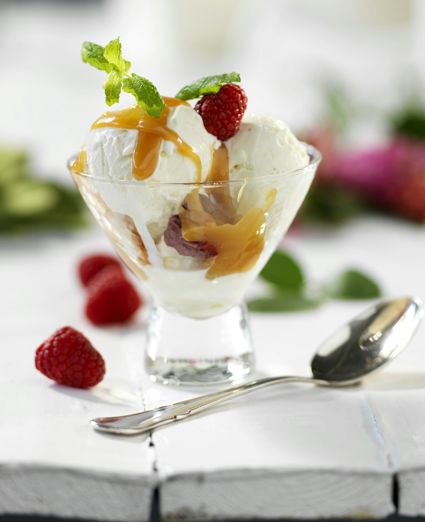 Glass med hemgjord citronkolasås