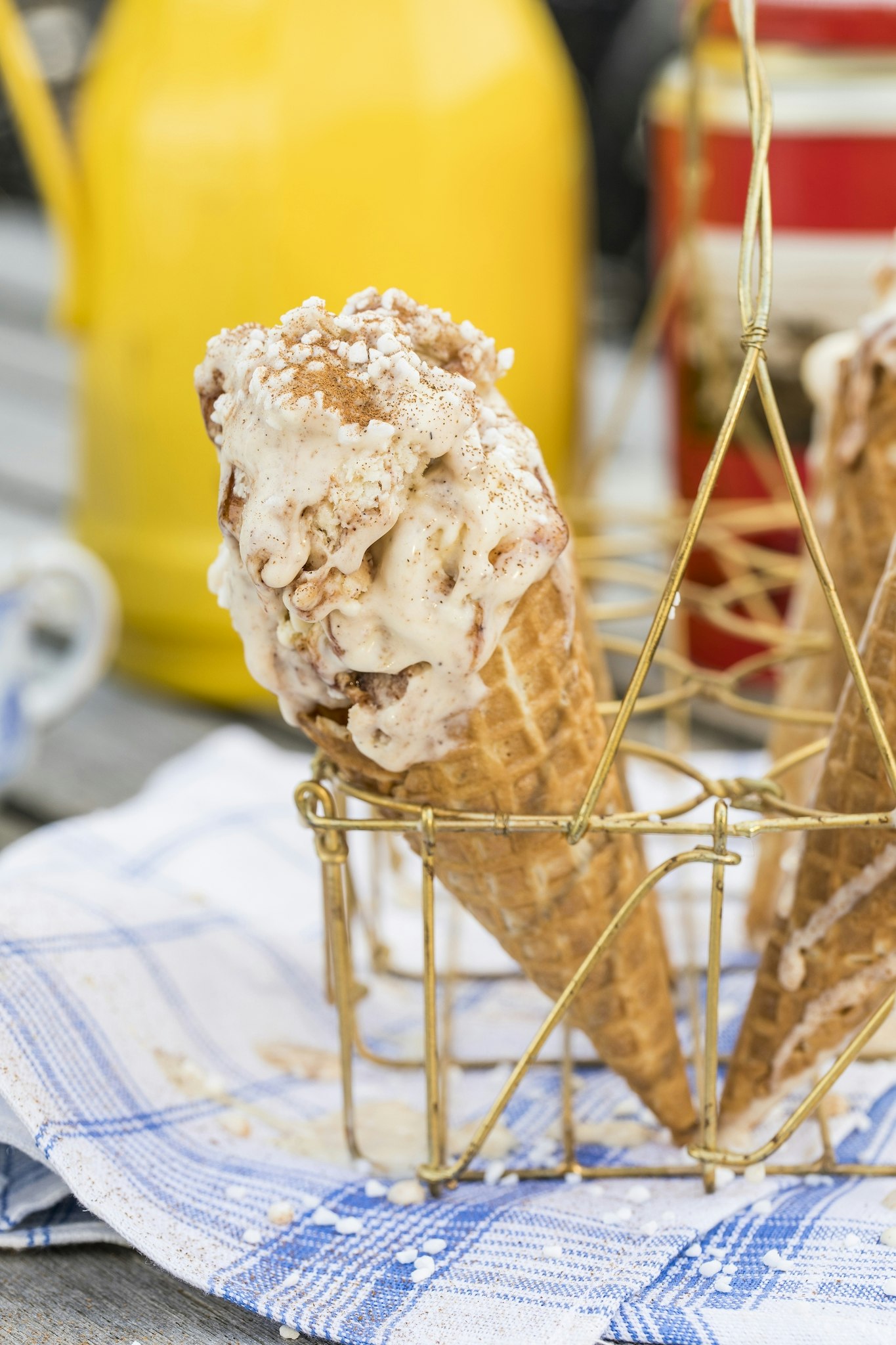 Glass med kakdeg och kanelsirap