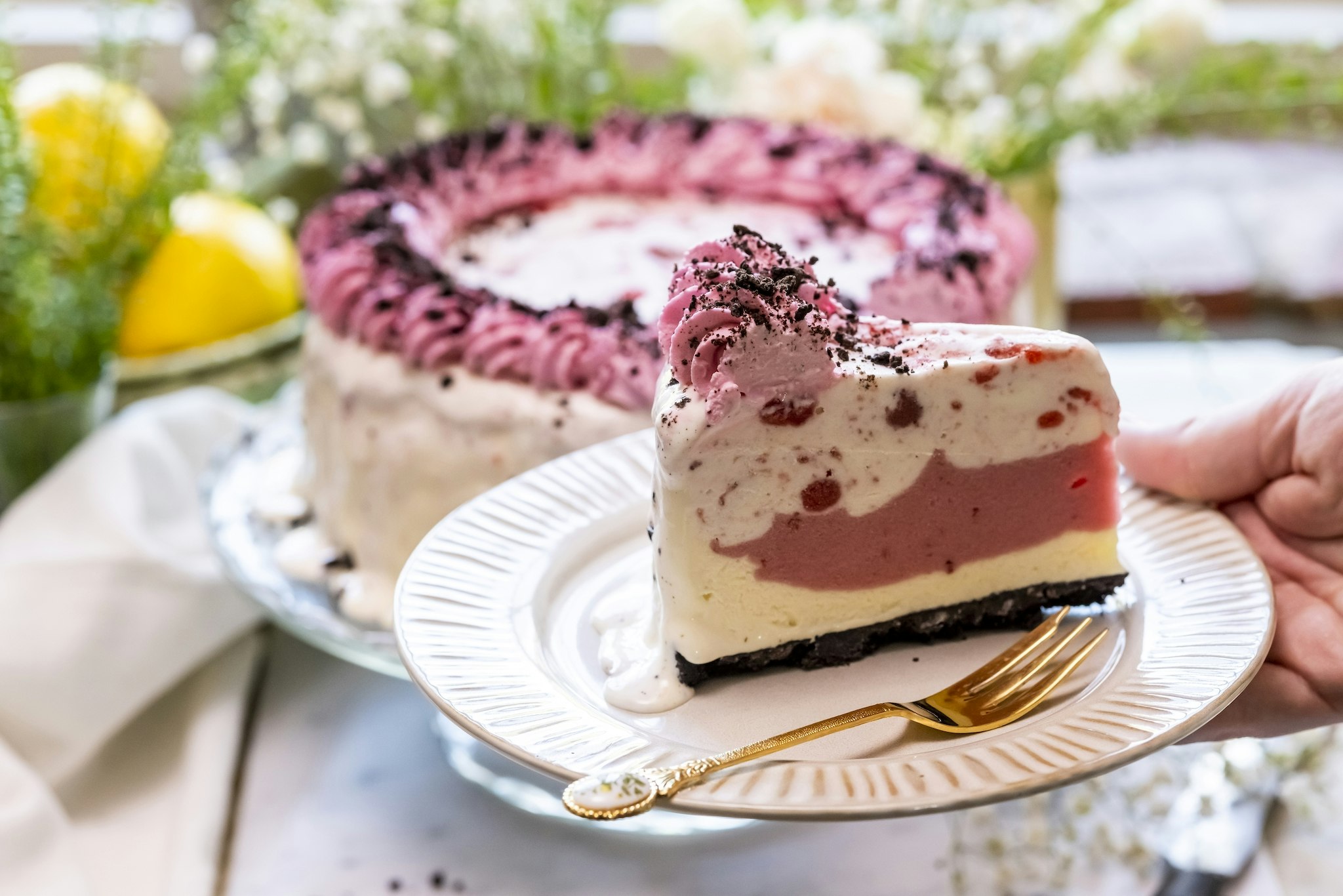 Glasstårta med hallonsorbet och oreokex