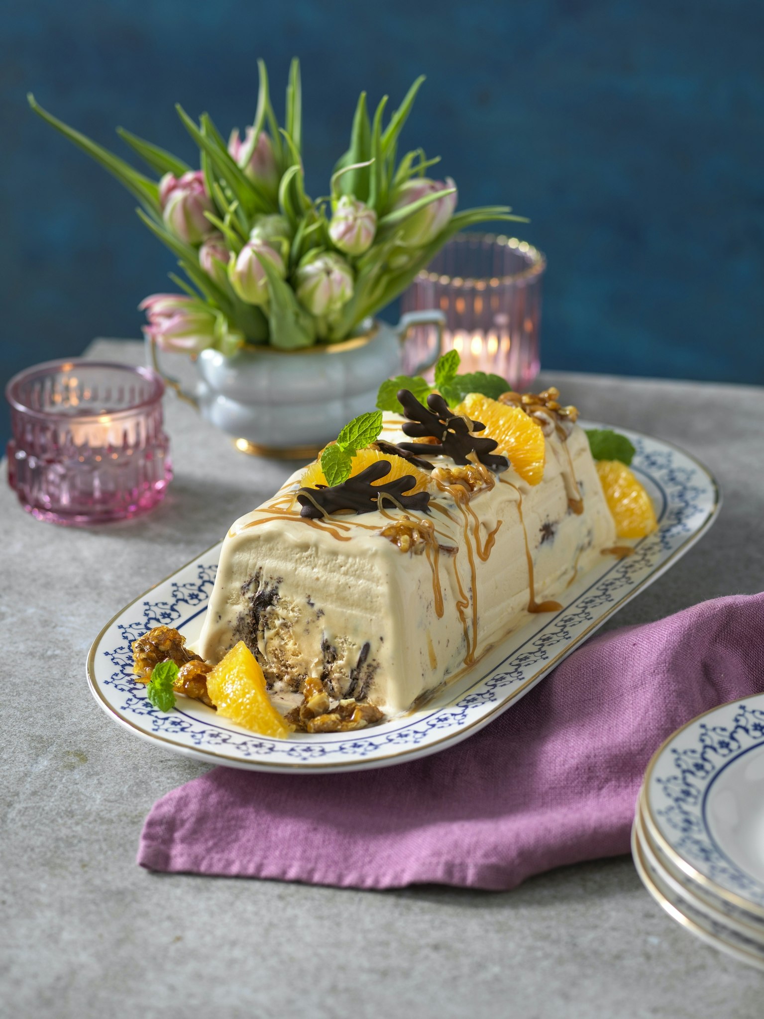 Glasstårta med karamelliserade nötter