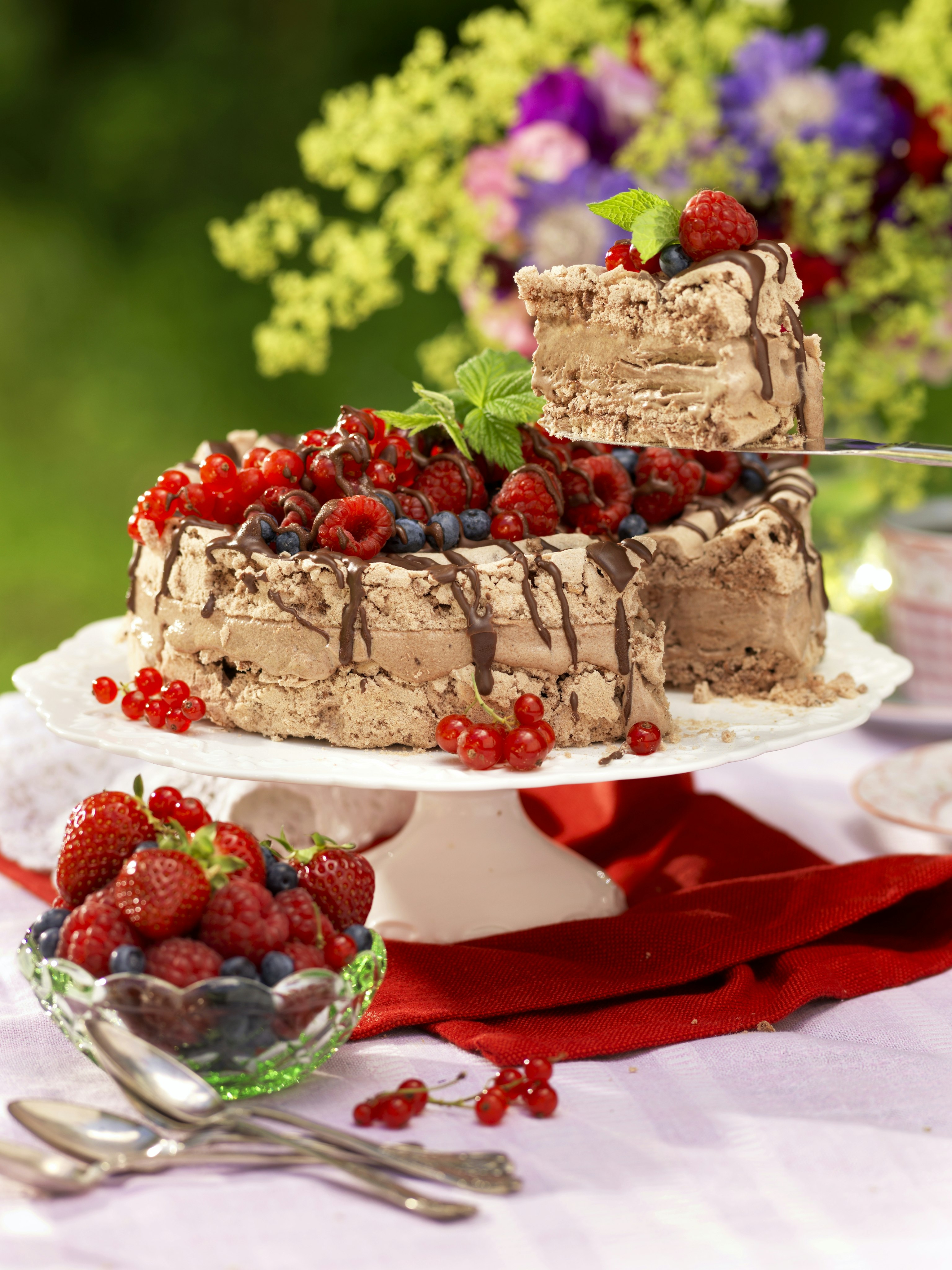 Glasstårta med nötter och bär